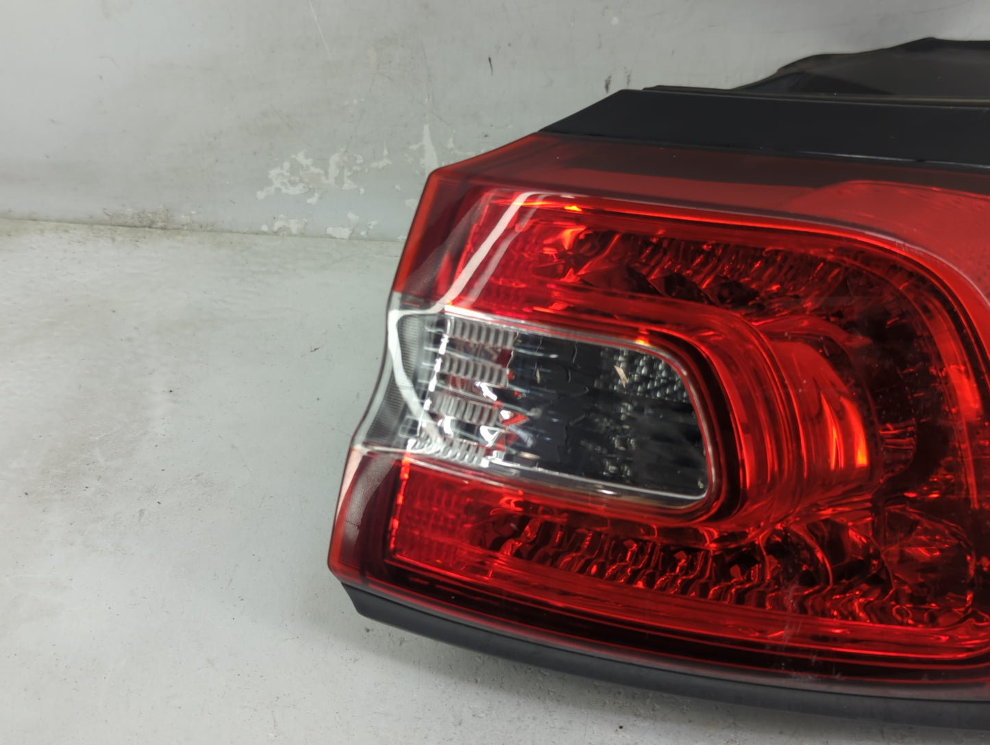 2014-2018 Jeep Cherokee Tail Light Assembly Passenger Right OEM Fits Fits 2014 2015 2016 2017 2018 OEM Used Auto Parts - Oem