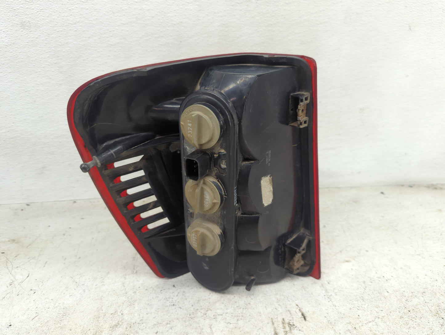 2002-2003 Jeep Grand Cherokee Tail Light Assembly Passenger Right OEM Fits Fits 2002 2003 OEM Used Auto Parts - Oemusedautop