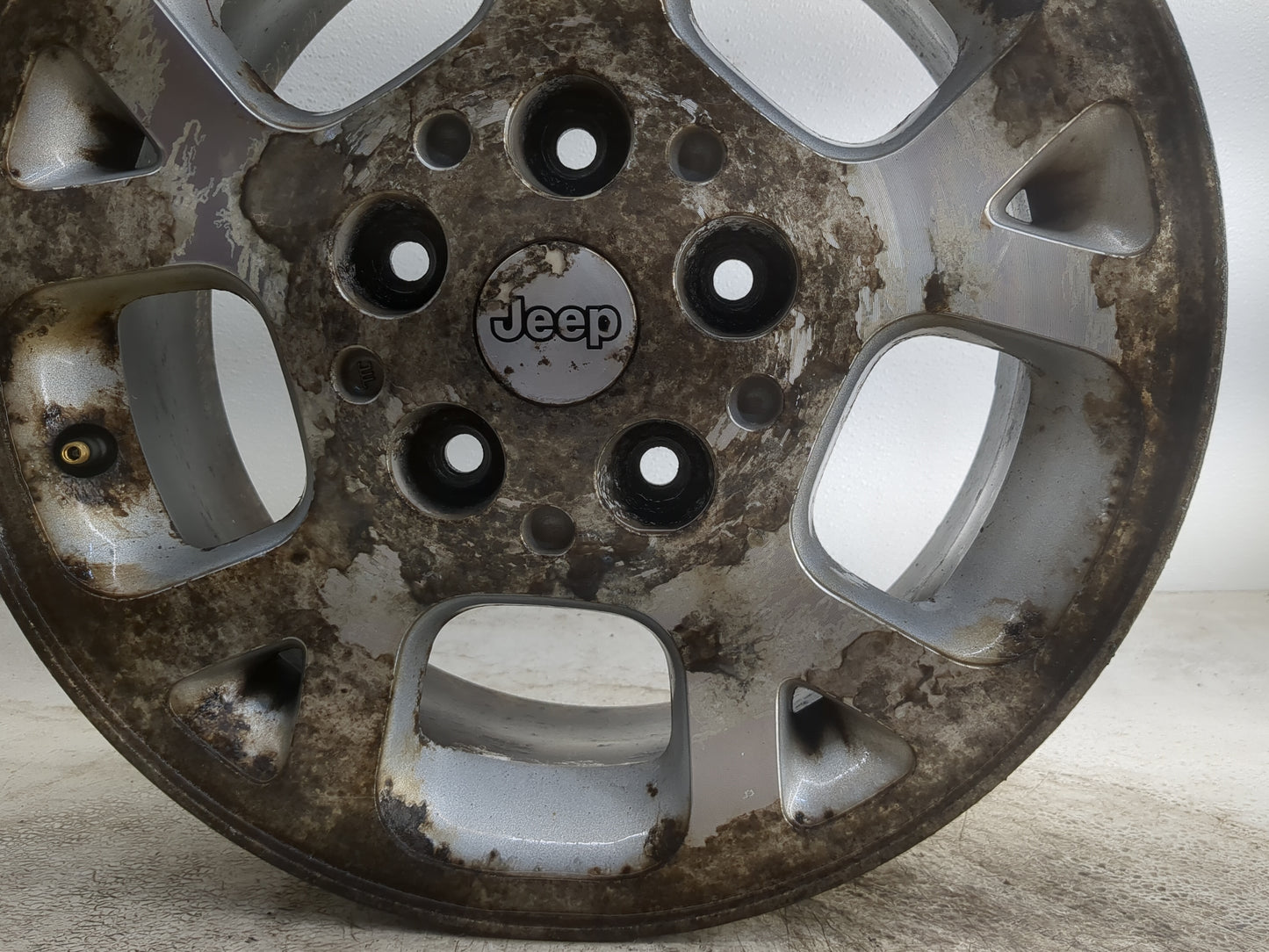 1999-2003 Jeep Grand Cherokee Oem Wheel Rim - Oemusedautoparts1.com