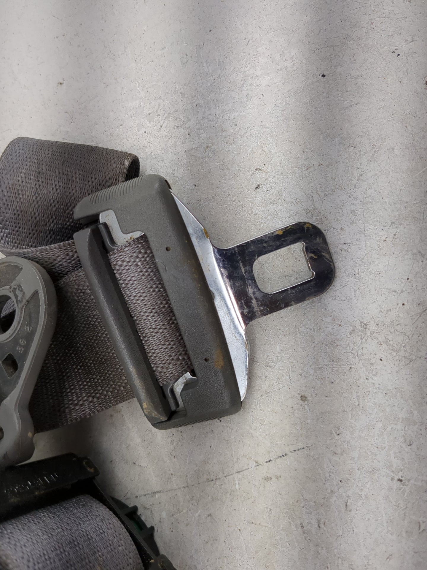 2005-2007 Jeep Grand Cherokee Passenger Front Seatbelt Retractor 5025701 - Oemusedautoparts1.com