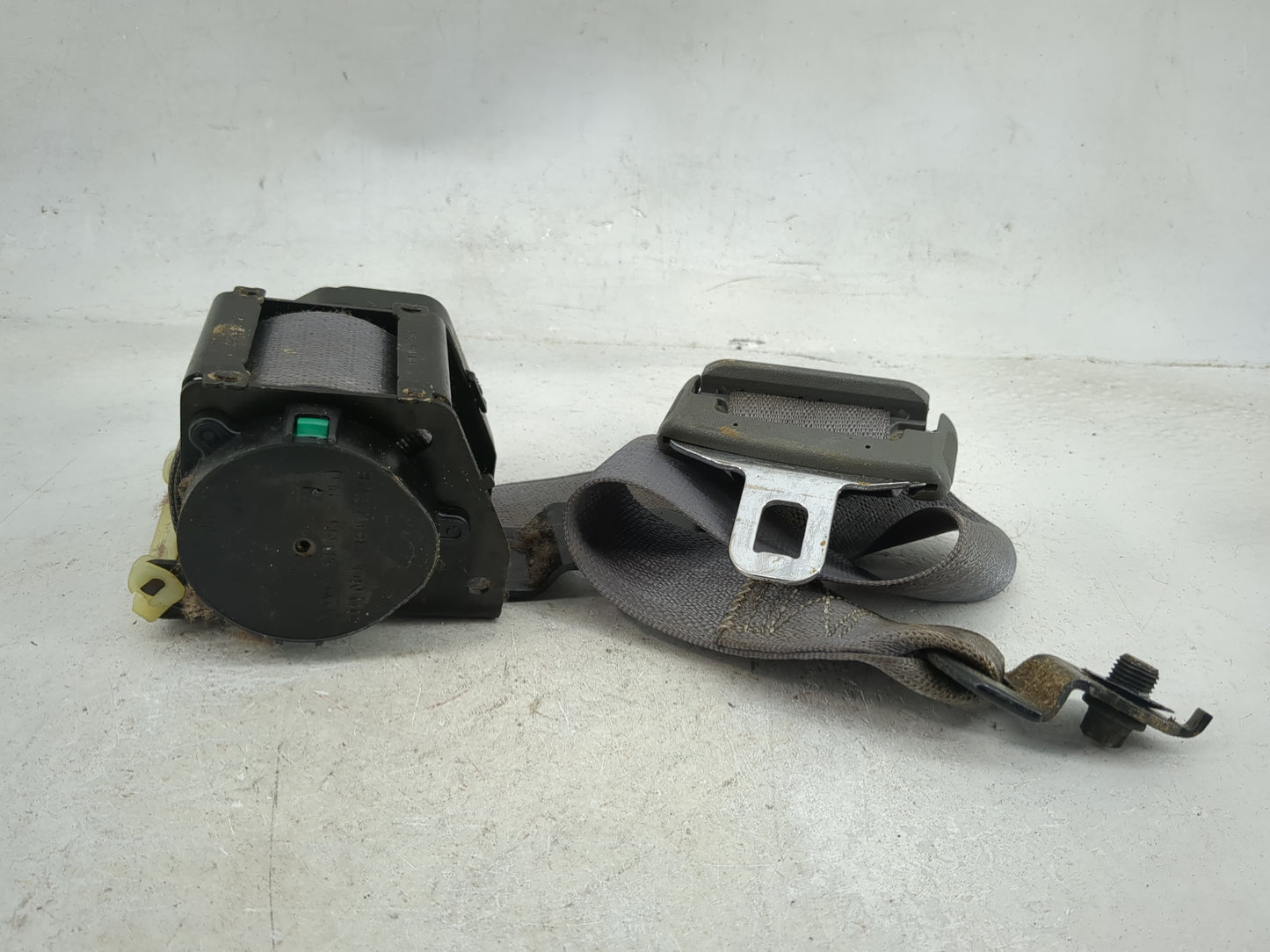 2005-2007 Jeep Grand Cherokee Passenger Front Seatbelt Retractor 5025701 - Oemusedautoparts1.com