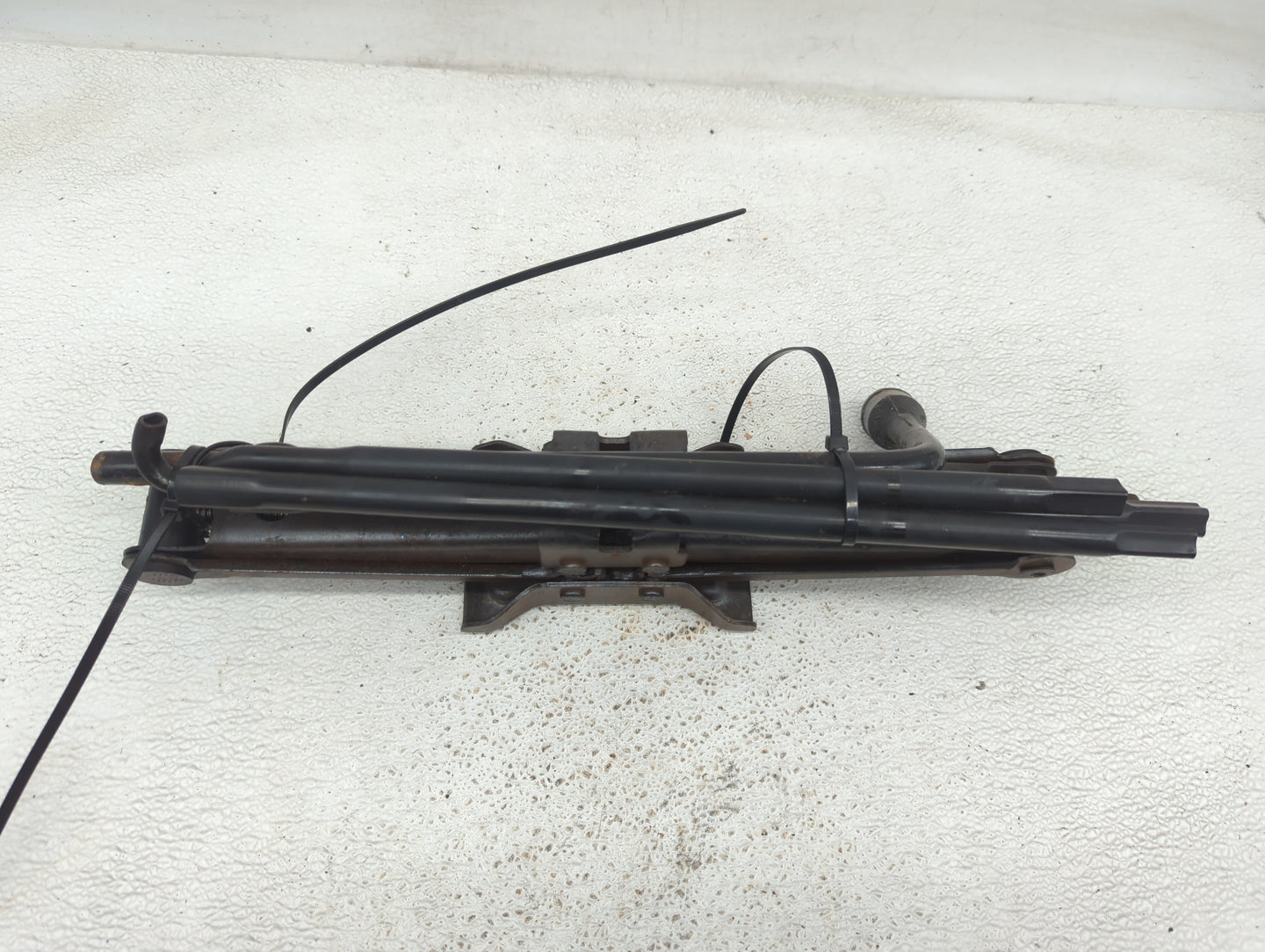 2011 Jeep Liberty Spare Scissor Car Jack - Oemusedautoparts1.com