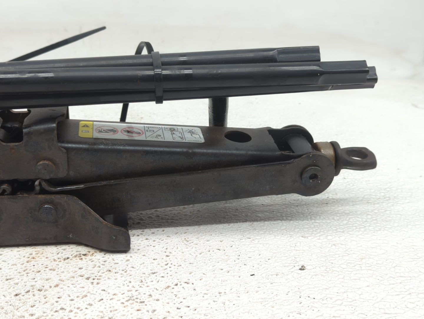2011 Jeep Liberty Spare Scissor Car Jack - Oemusedautoparts1.com