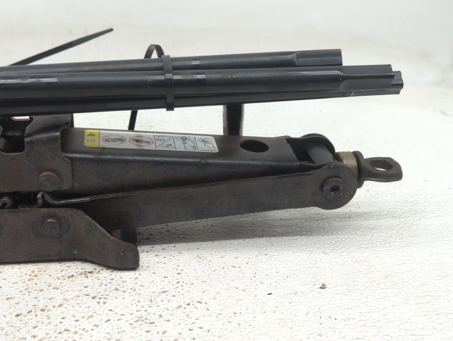 2011 Jeep Liberty Spare Scissor Car Jack - Oemusedautoparts1.com