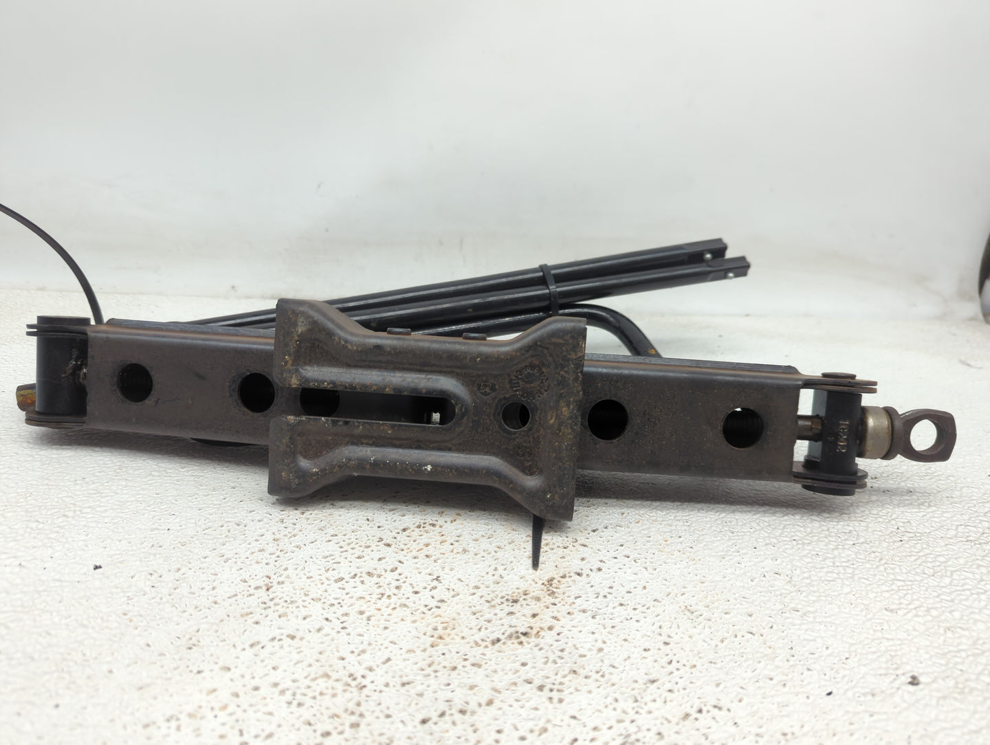 2011 Jeep Liberty Spare Scissor Car Jack - Oemusedautoparts1.com