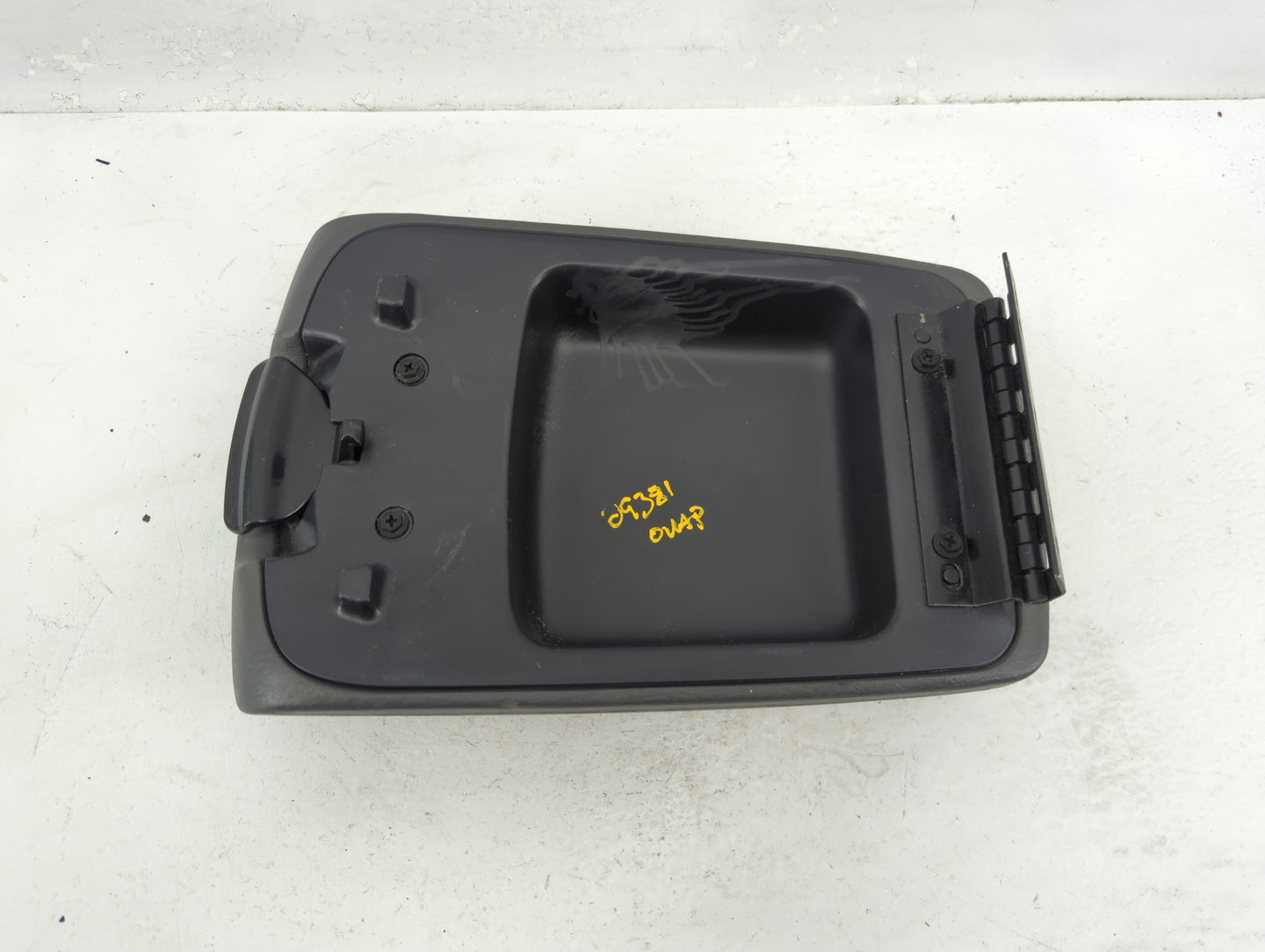 2005-2007 Jeep Liberty Center Console Armrest Cover Lid Fits Fits 2005 2006 2007 OEM Used Auto Parts - Oemusedautoparts1.com