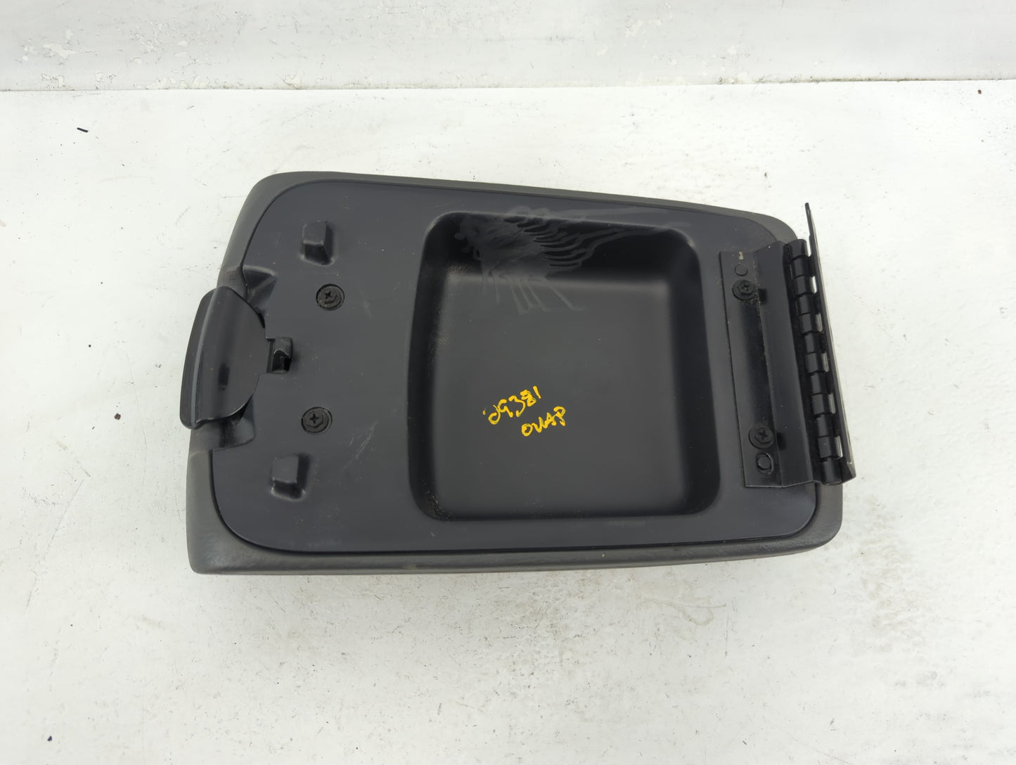 2005-2007 Jeep Liberty Center Console Armrest Cover Lid Fits Fits 2005 2006 2007 OEM Used Auto Parts - Oemusedautoparts1.com