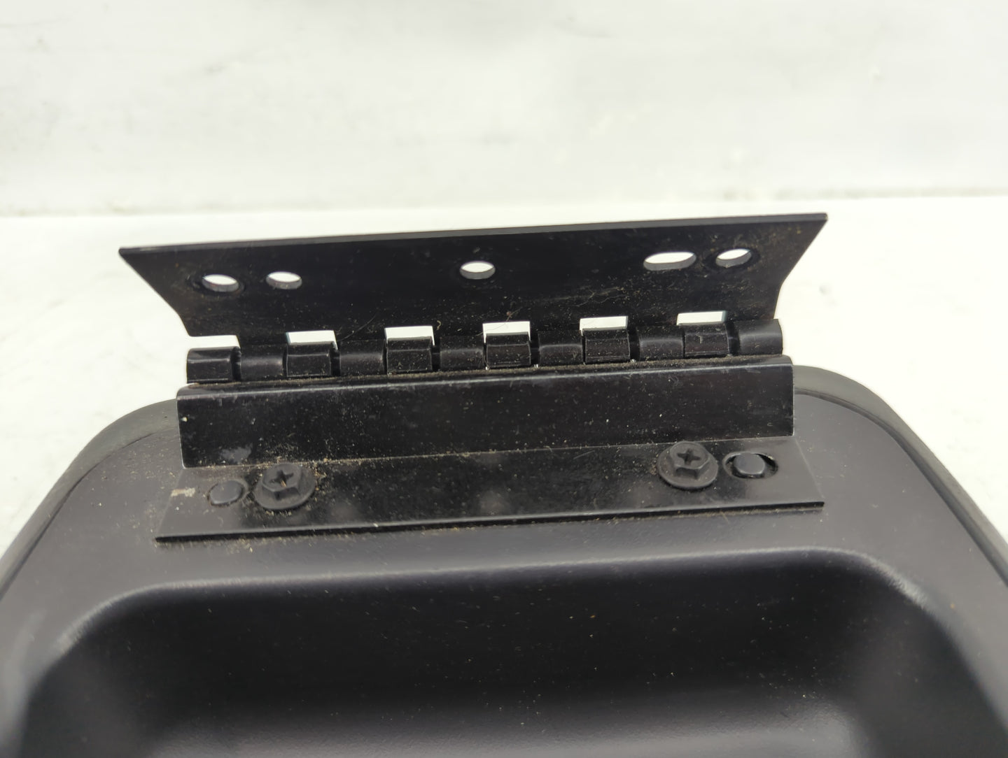 2005-2007 Jeep Liberty Center Console Armrest Cover Lid Fits Fits 2005 2006 2007 OEM Used Auto Parts - Oemusedautoparts1.com