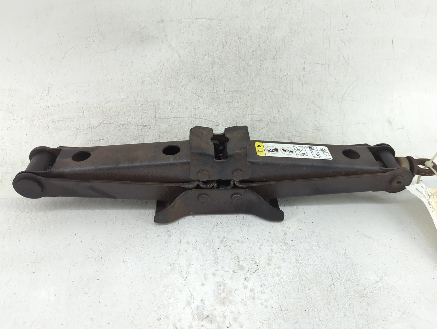 2011 Jeep Liberty Spare Scissor Car Jack 900199 - Oemusedautoparts1.com