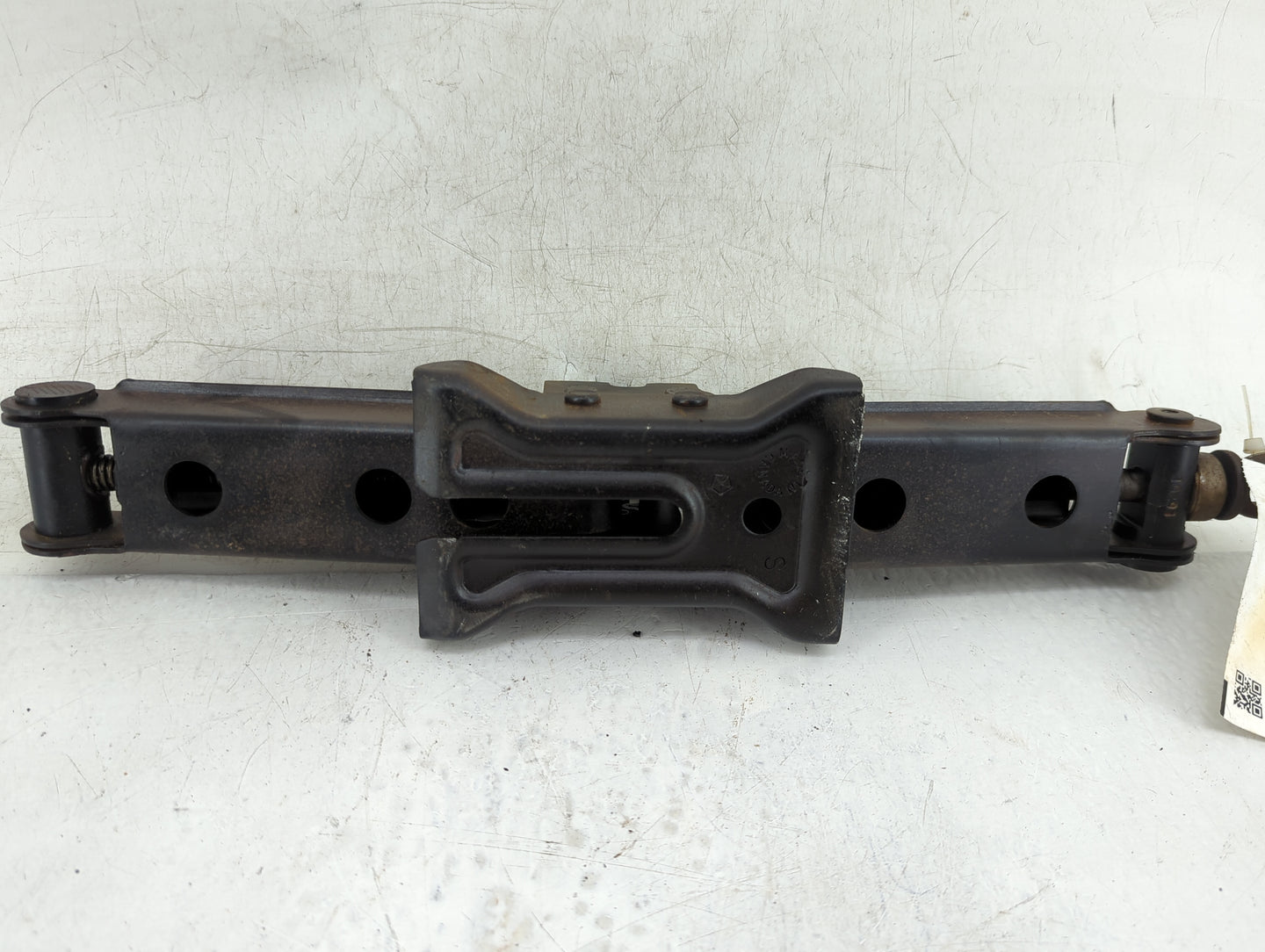 2011 Jeep Liberty Spare Scissor Car Jack 900199 - Oemusedautoparts1.com