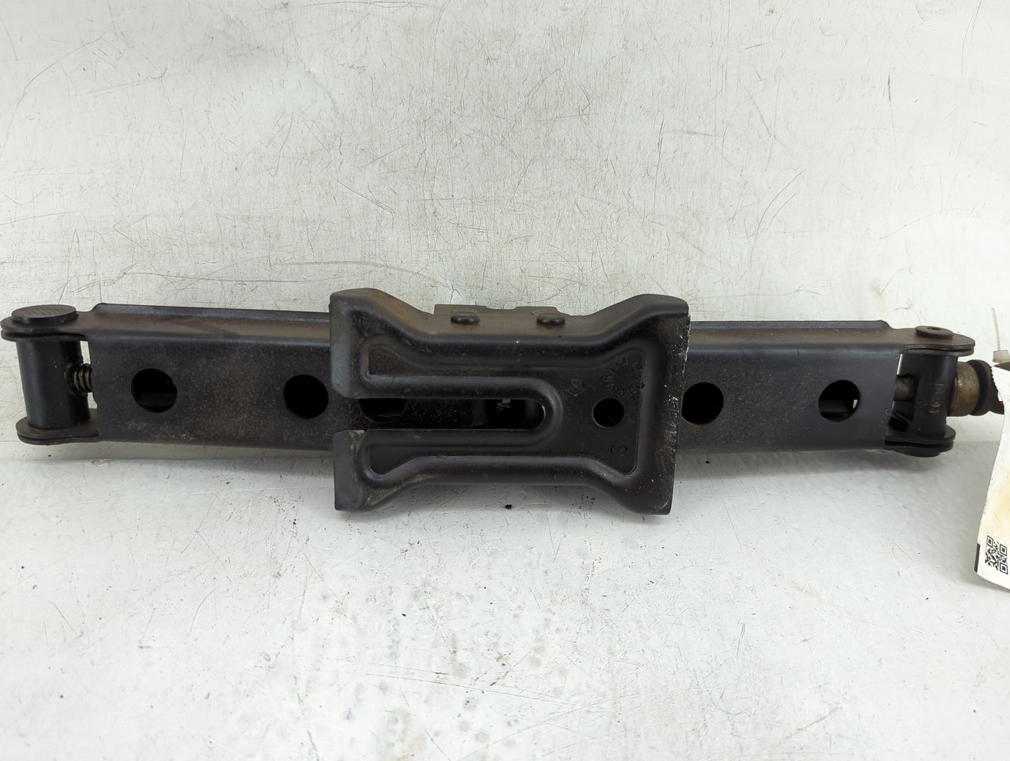 2011 Jeep Liberty Spare Scissor Car Jack 900199 - Oemusedautoparts1.com