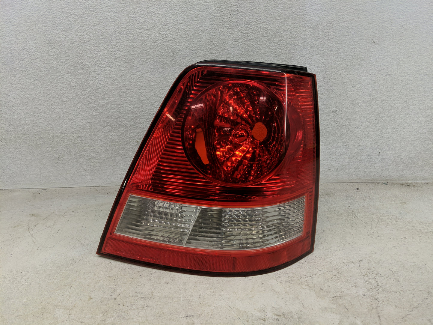 2003-2006 Kia Sorento Tail Light Assembly Passenger Right OEM Fits Fits 2003 2004 2005 2006 OEM Used Auto Parts - Oemusedaut