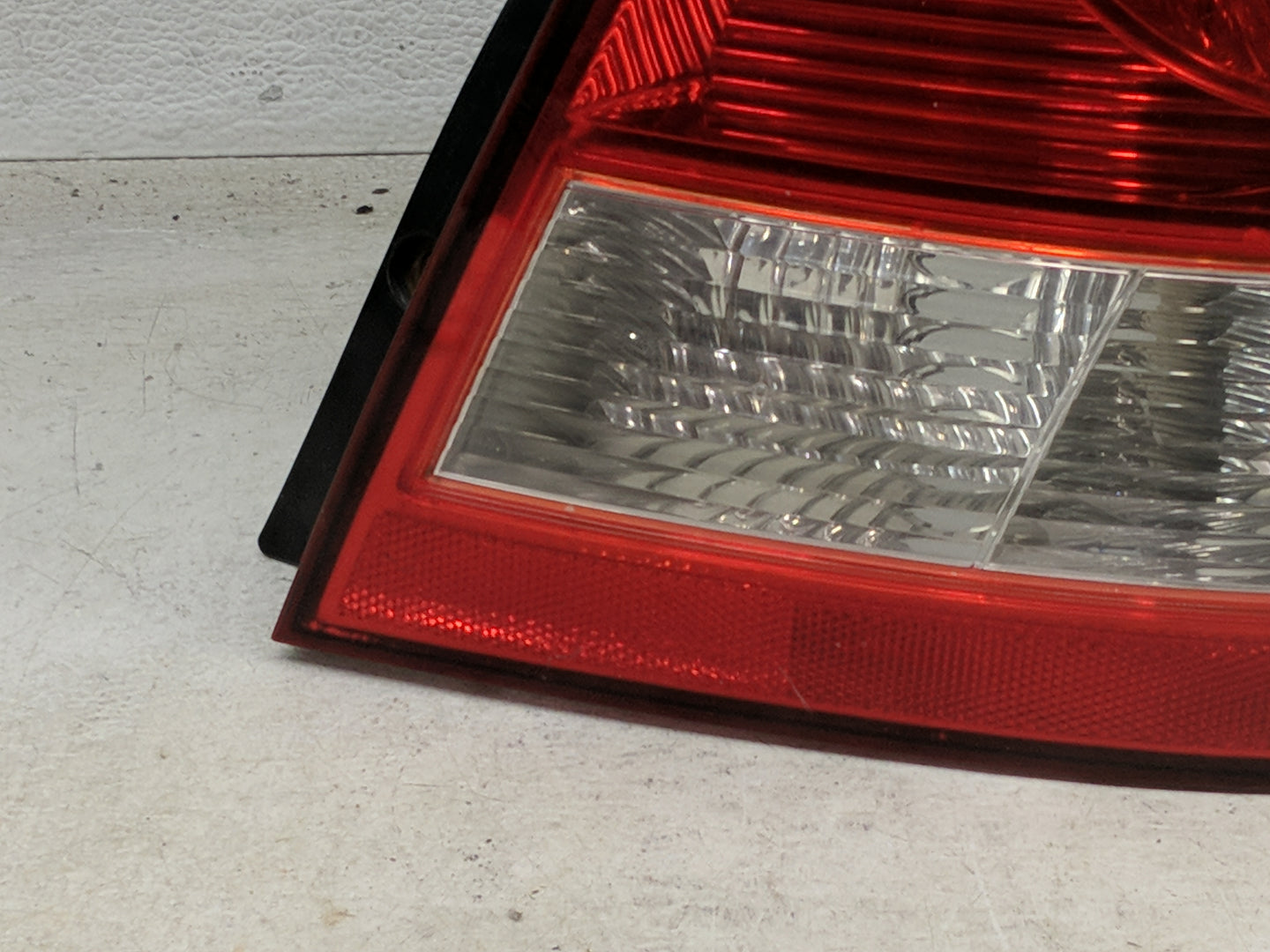 2003-2006 Kia Sorento Tail Light Assembly Passenger Right OEM Fits Fits 2003 2004 2005 2006 OEM Used Auto Parts - Oemusedaut