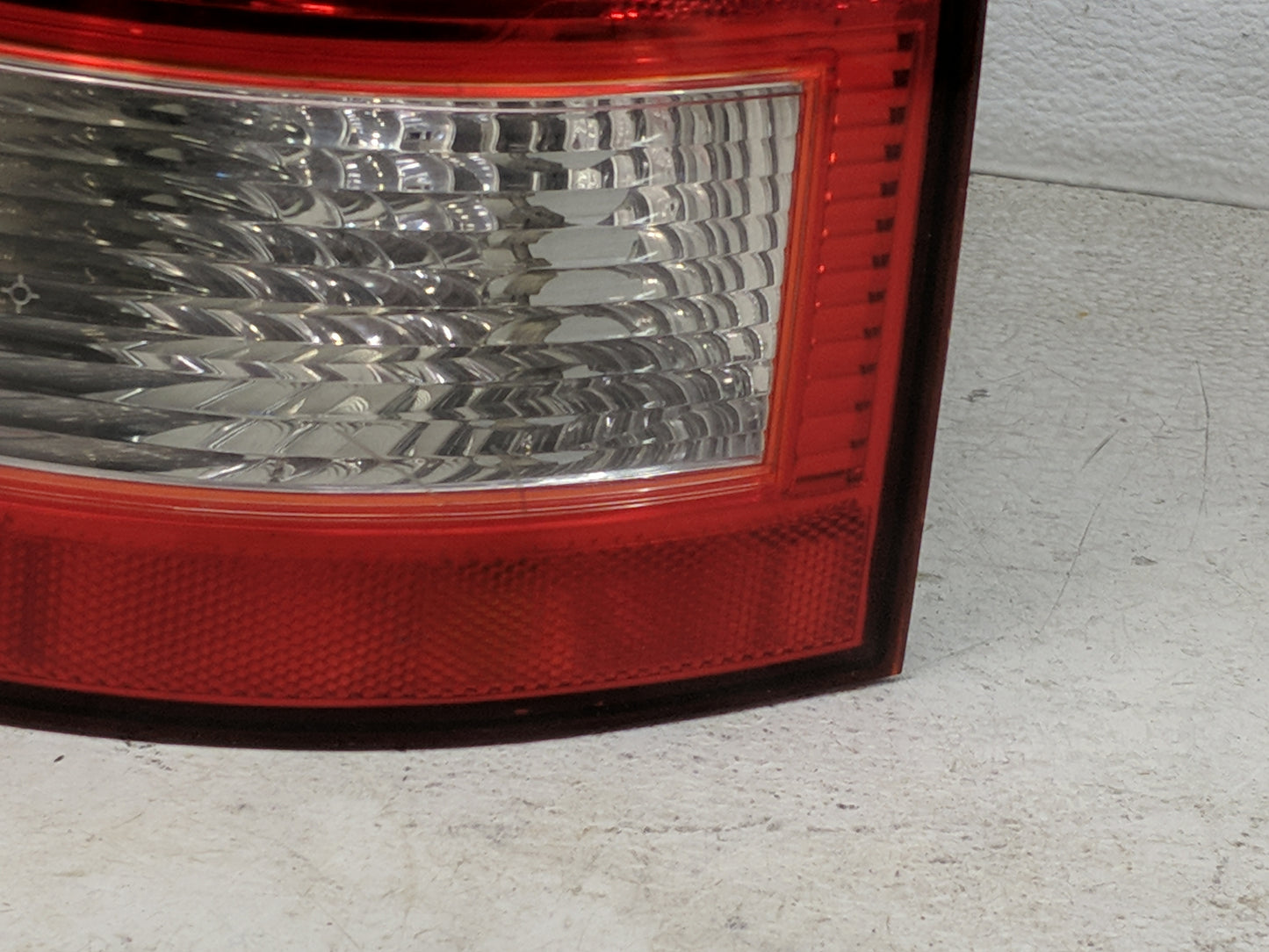 2003-2006 Kia Sorento Tail Light Assembly Passenger Right OEM Fits Fits 2003 2004 2005 2006 OEM Used Auto Parts - Oemusedaut