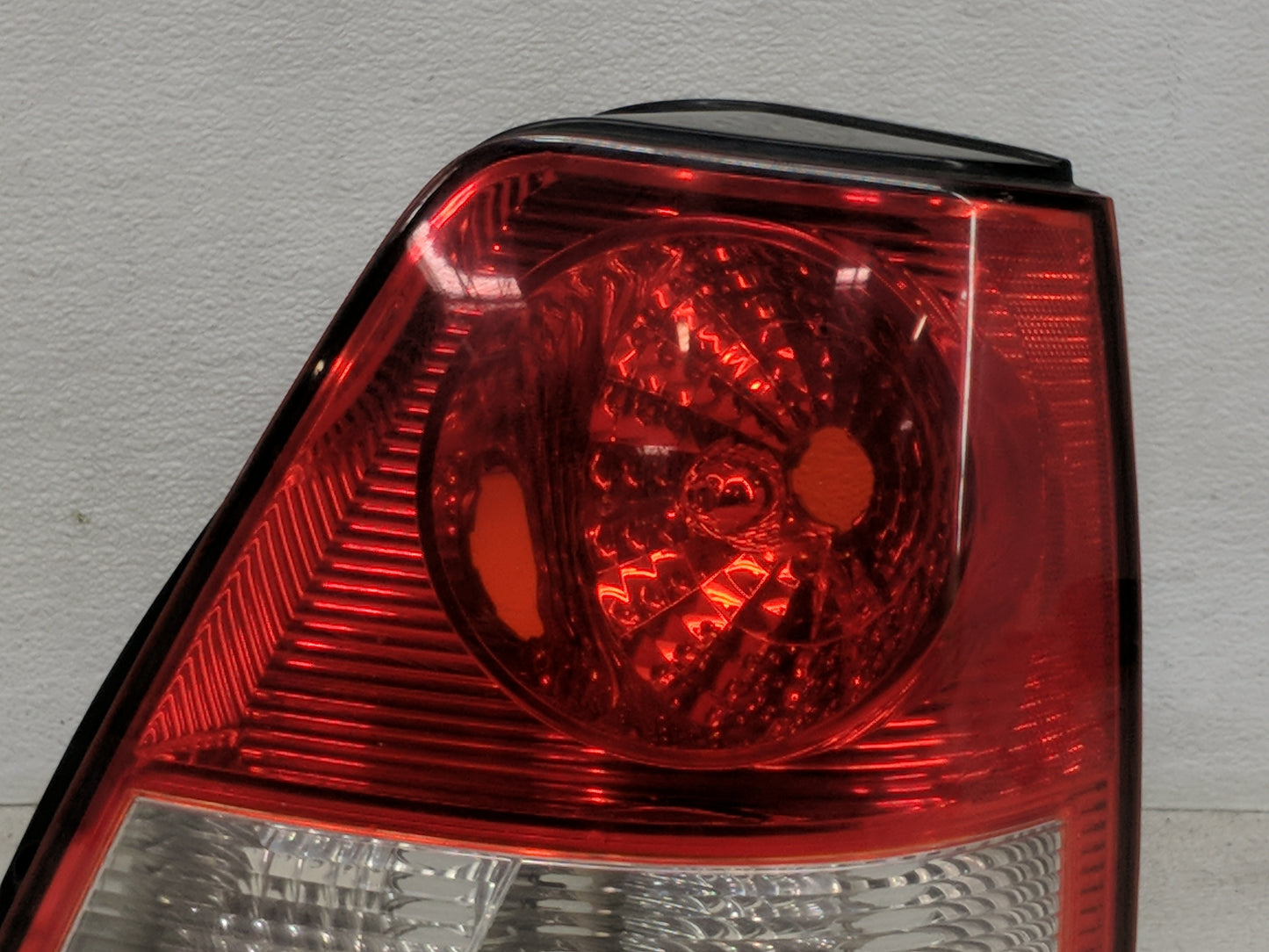2003-2006 Kia Sorento Tail Light Assembly Passenger Right OEM Fits Fits 2003 2004 2005 2006 OEM Used Auto Parts - Oemusedaut