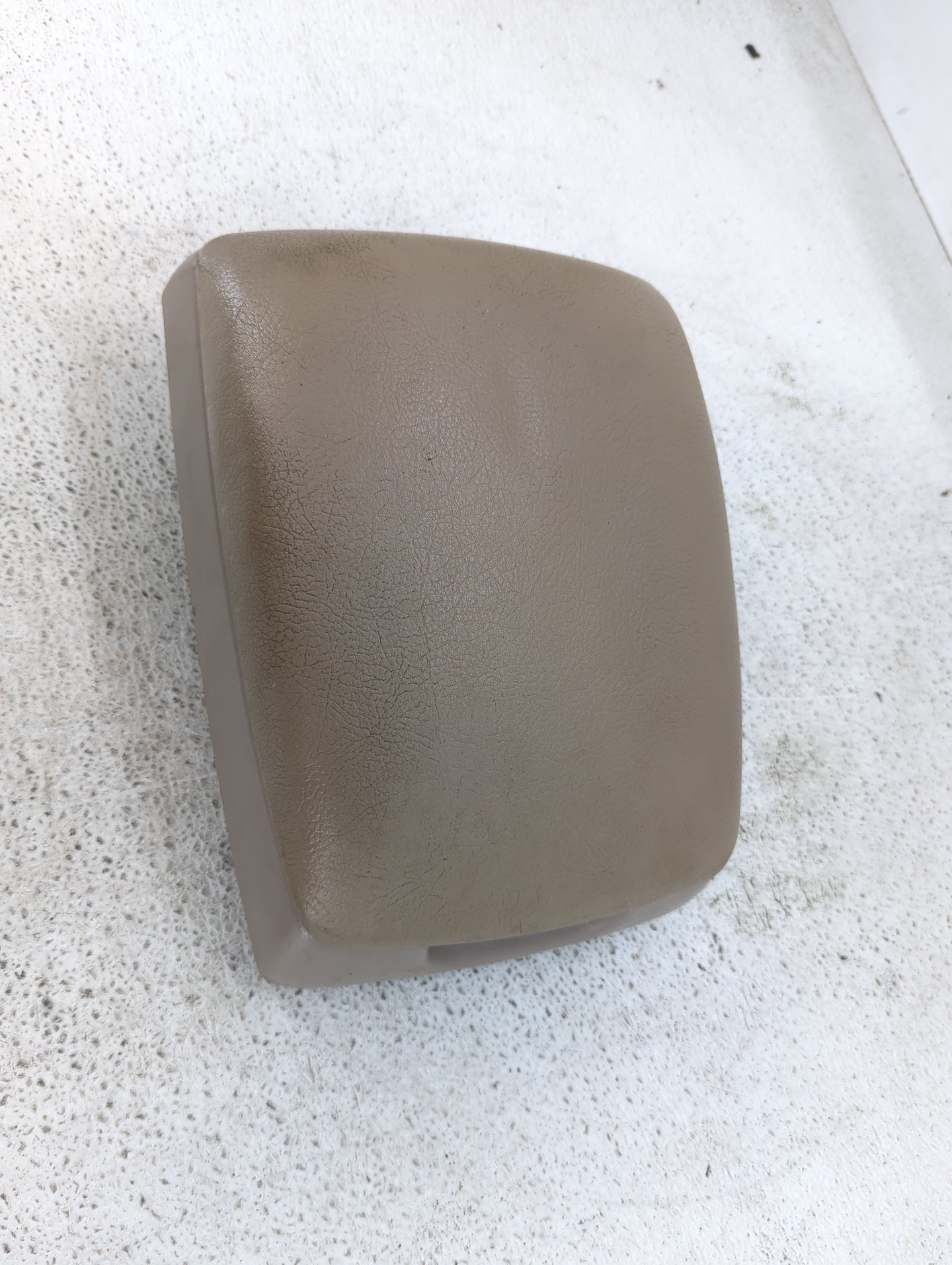 2003-2009 Kia Sorento Center Console Armrest Cover Lid Fits Fits 2003 2004 2005 2006 2007 2008 2009 OEM Used Auto Parts - Oe