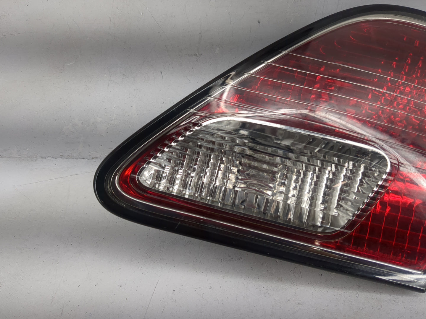 2002-2003 Lexus Es300 Passenger Right Side Deck Lid Mounted Tail Light - Oemusedautoparts1.com