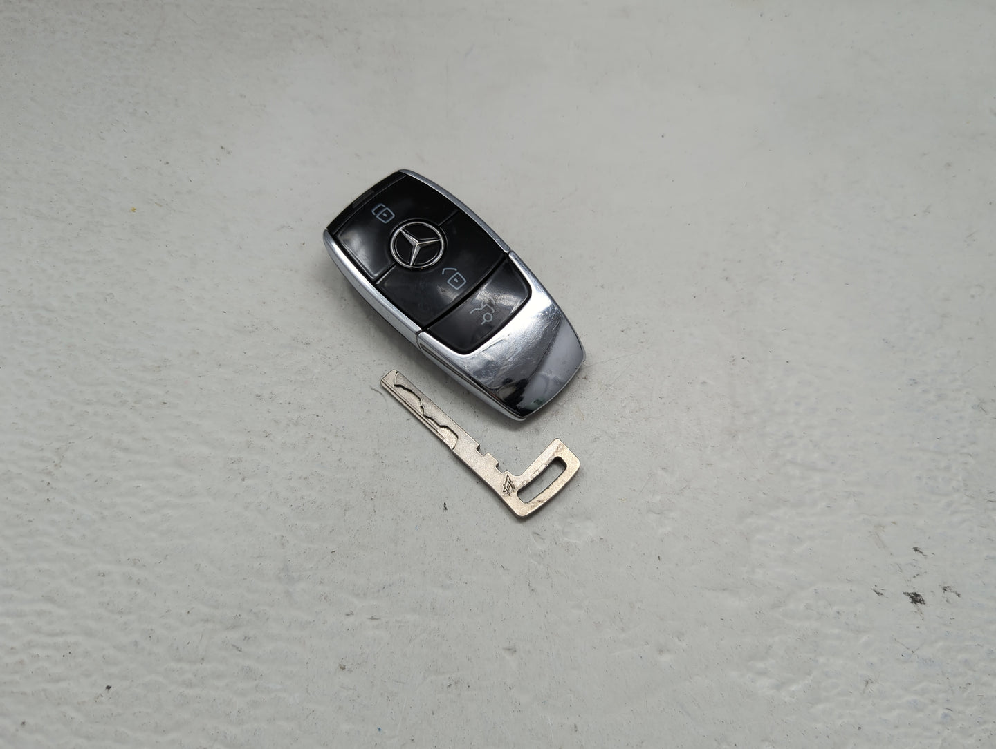 Mercedes-Benz Keyless Entry Remote Fob NBGDM4 A1679051304Q02 | A1679051304 Q02 - Oemusedautoparts1.com