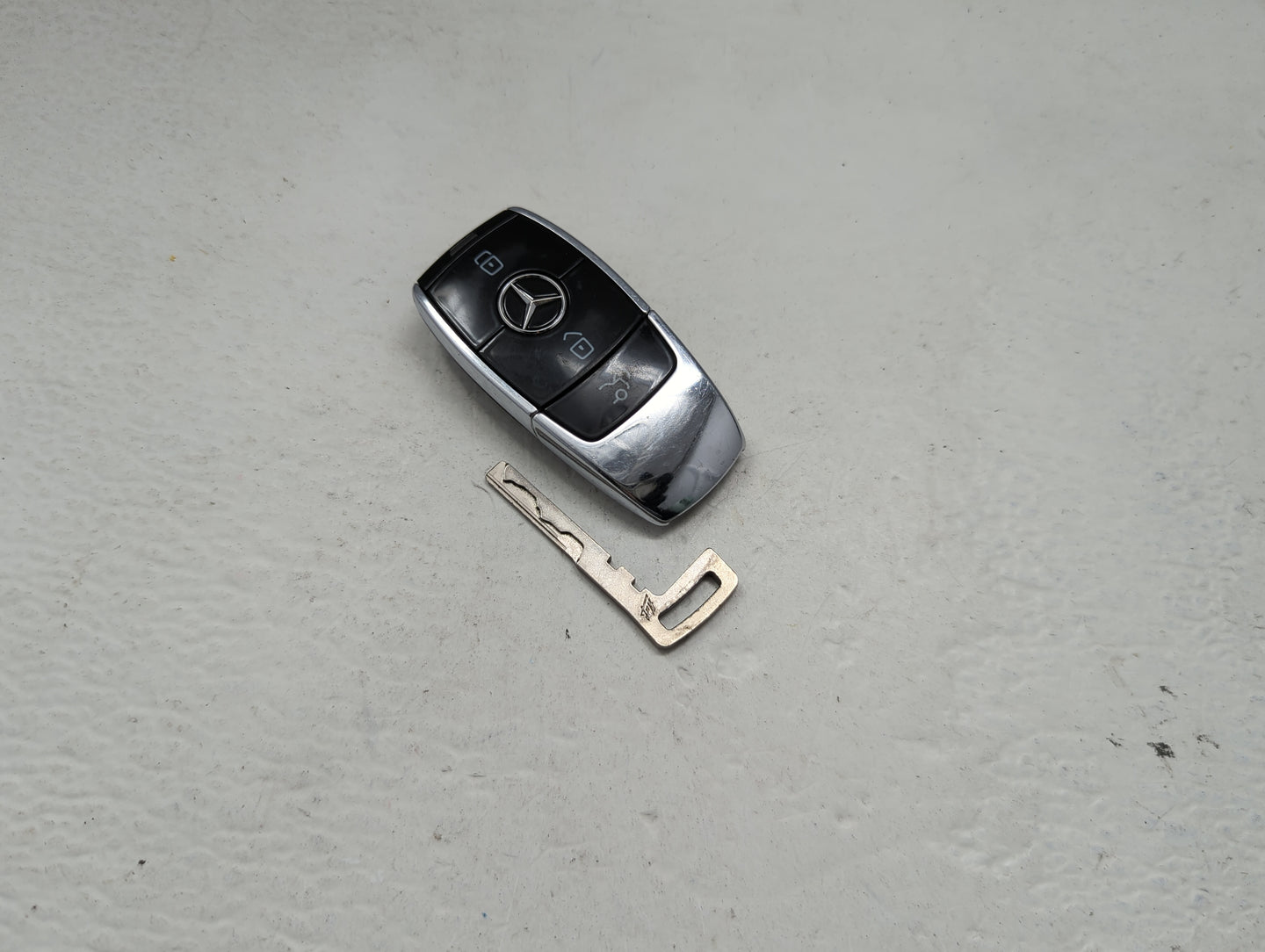 Mercedes-Benz Keyless Entry Remote Fob NBGDM4 A1679051304Q02 | A1679051304 Q02 - Oemusedautoparts1.com