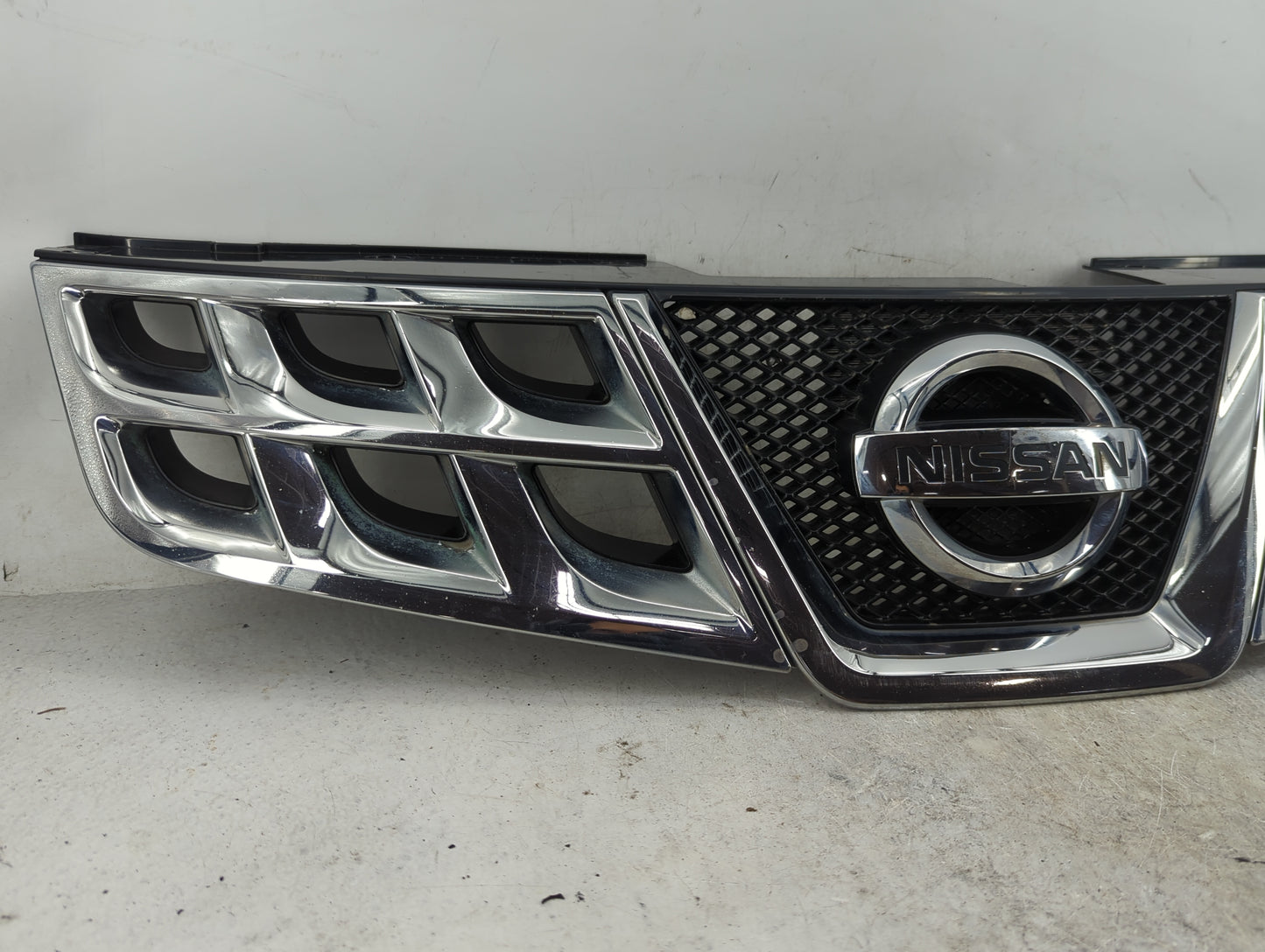 2011-2015 Nissan Rogue Front Grille Bumper Not Included - Oemusedautoparts1.com