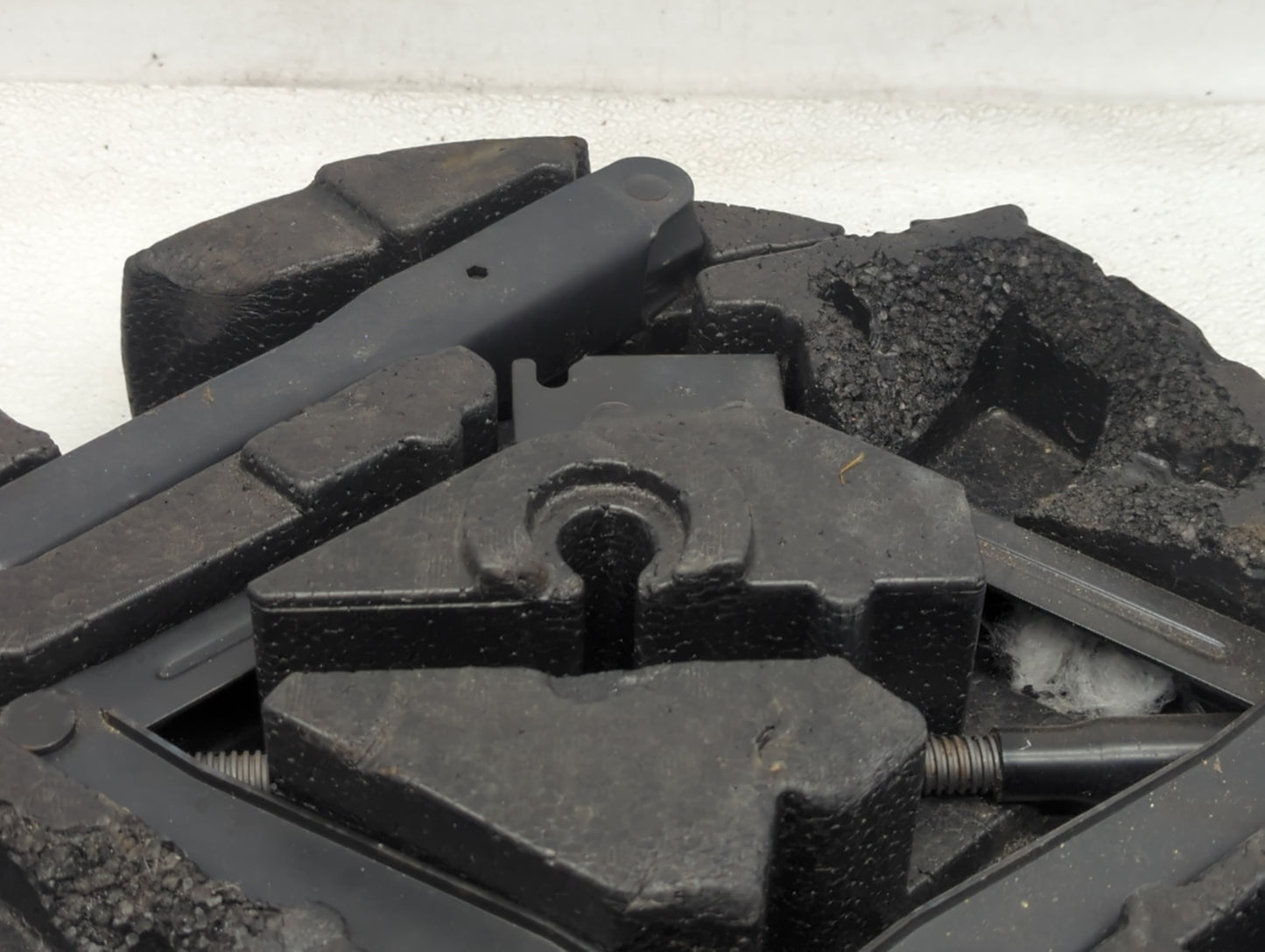 2009 Nissan Versa Spare Scissor Car Jack 1060386 - Oemusedautoparts1.com