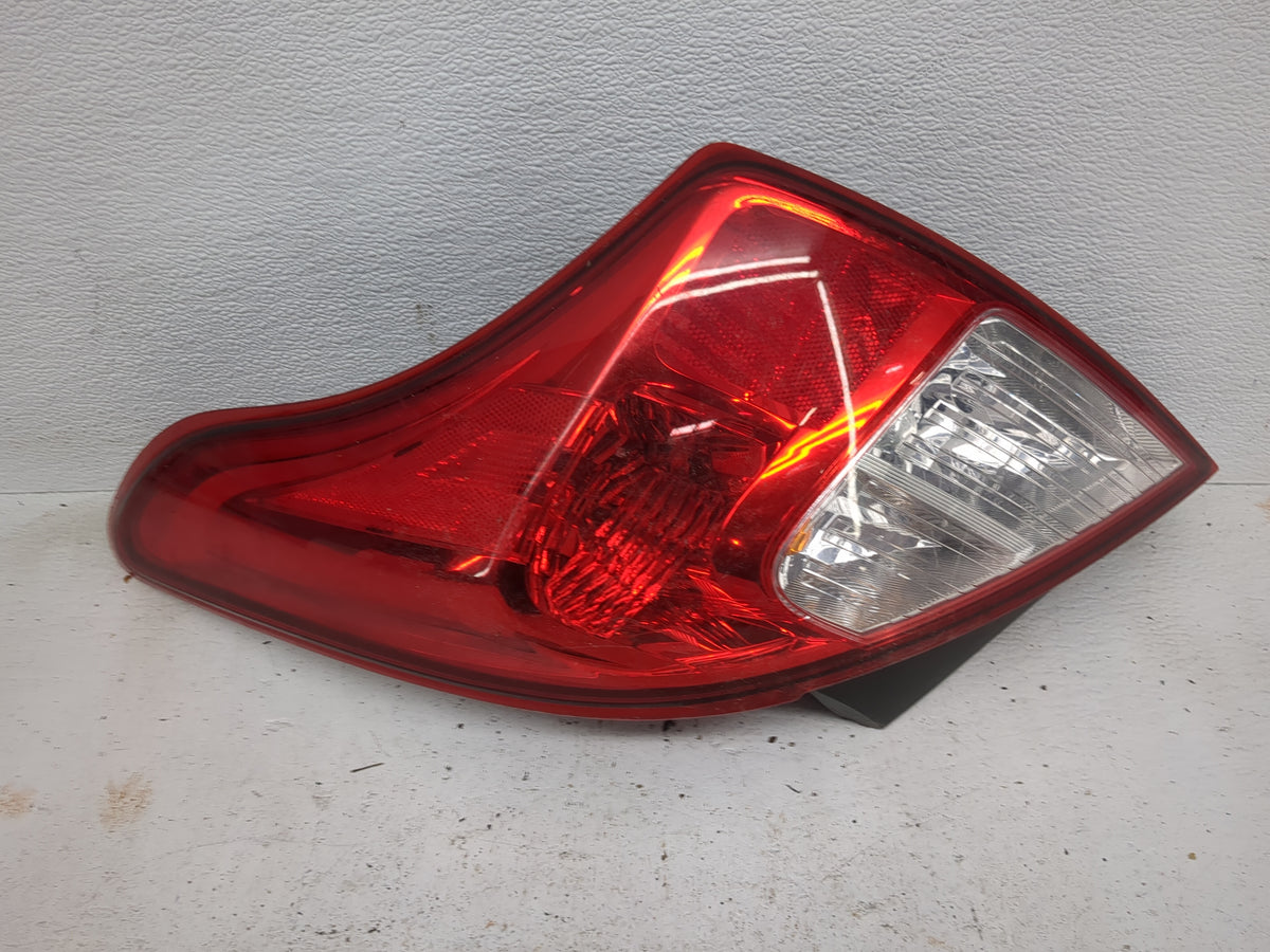 2012-2019 Nissan Versa Tail Light Assembly Passenger Right OEM Fits Fits 2012 2013 2014 2015 2016 2017 2018 2019 OEM Used Au