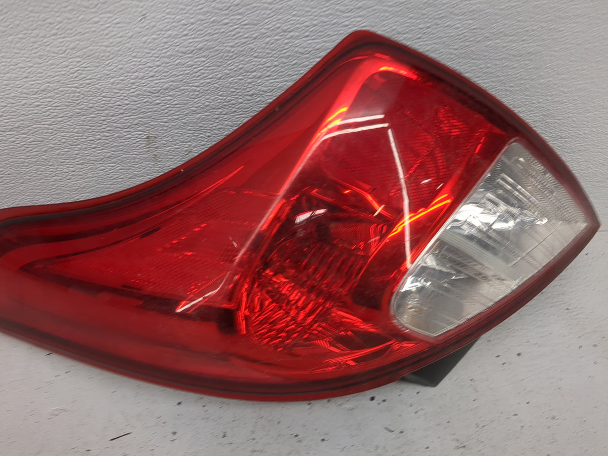 2012-2019 Nissan Versa Tail Light Assembly Passenger Right OEM Fits Fits 2012 2013 2014 2015 2016 2017 2018 2019 OEM Used Au