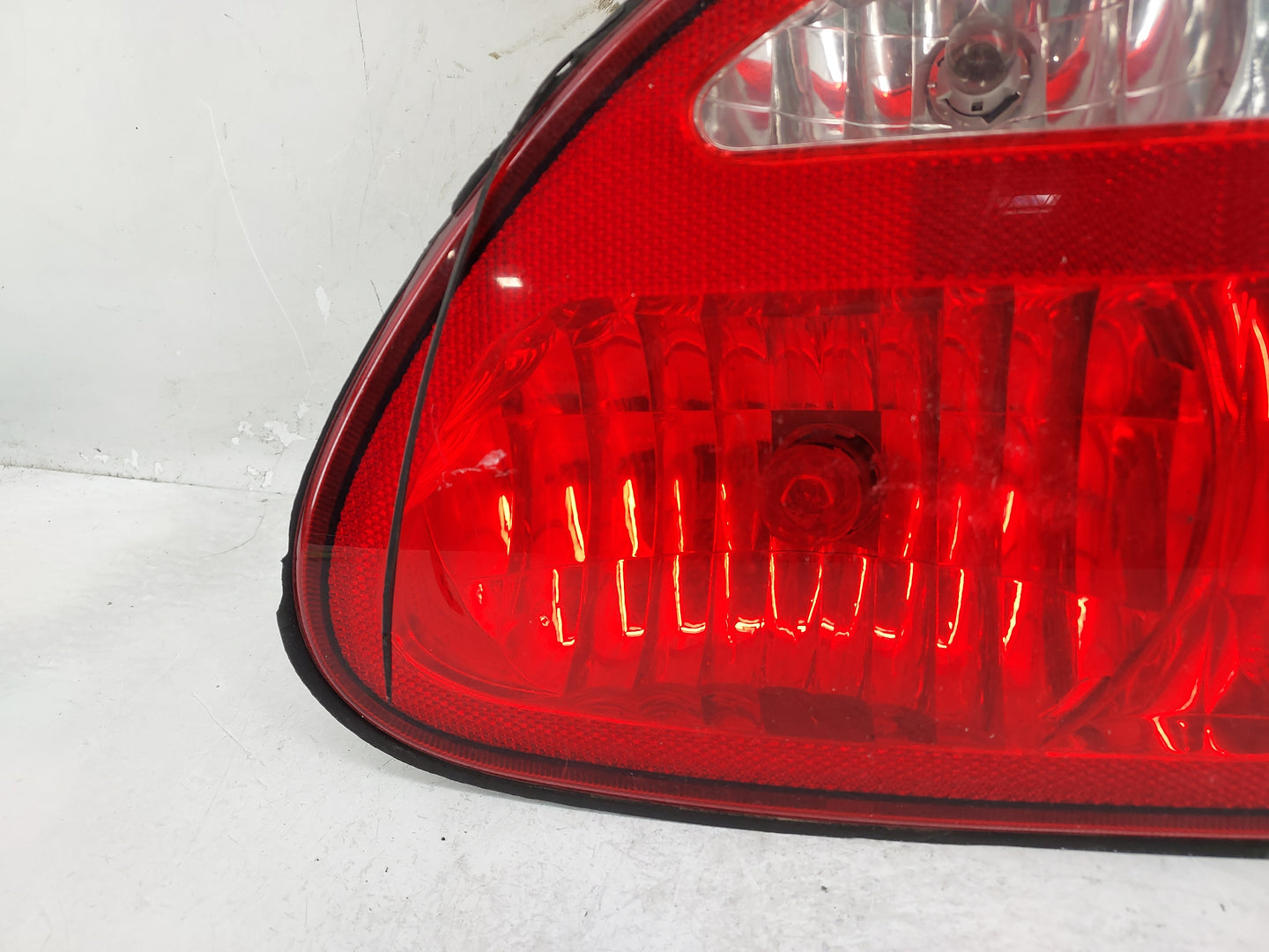 1999-2004 Oldsmobile Alero Driver Left Side Deck Lid Mounted Tail Light - Oemusedautoparts1.com