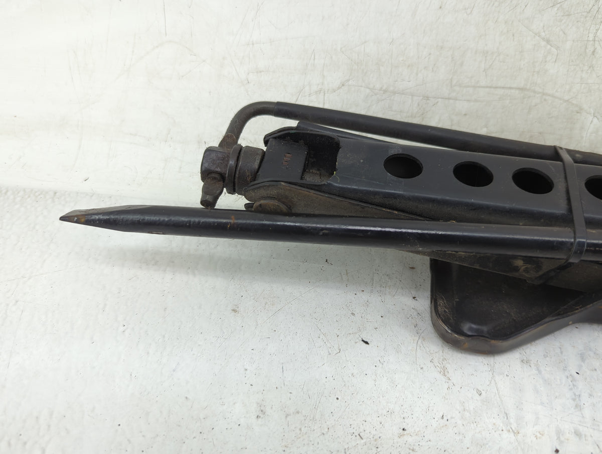 2000 Oldsmobile Bravada Spare Scissor Car Jack 1120728 - Oemusedautoparts1.com