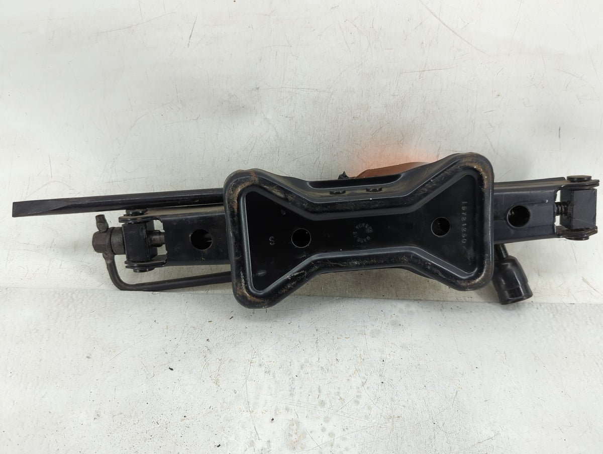 2000 Oldsmobile Bravada Spare Scissor Car Jack 1120728 - Oemusedautoparts1.com