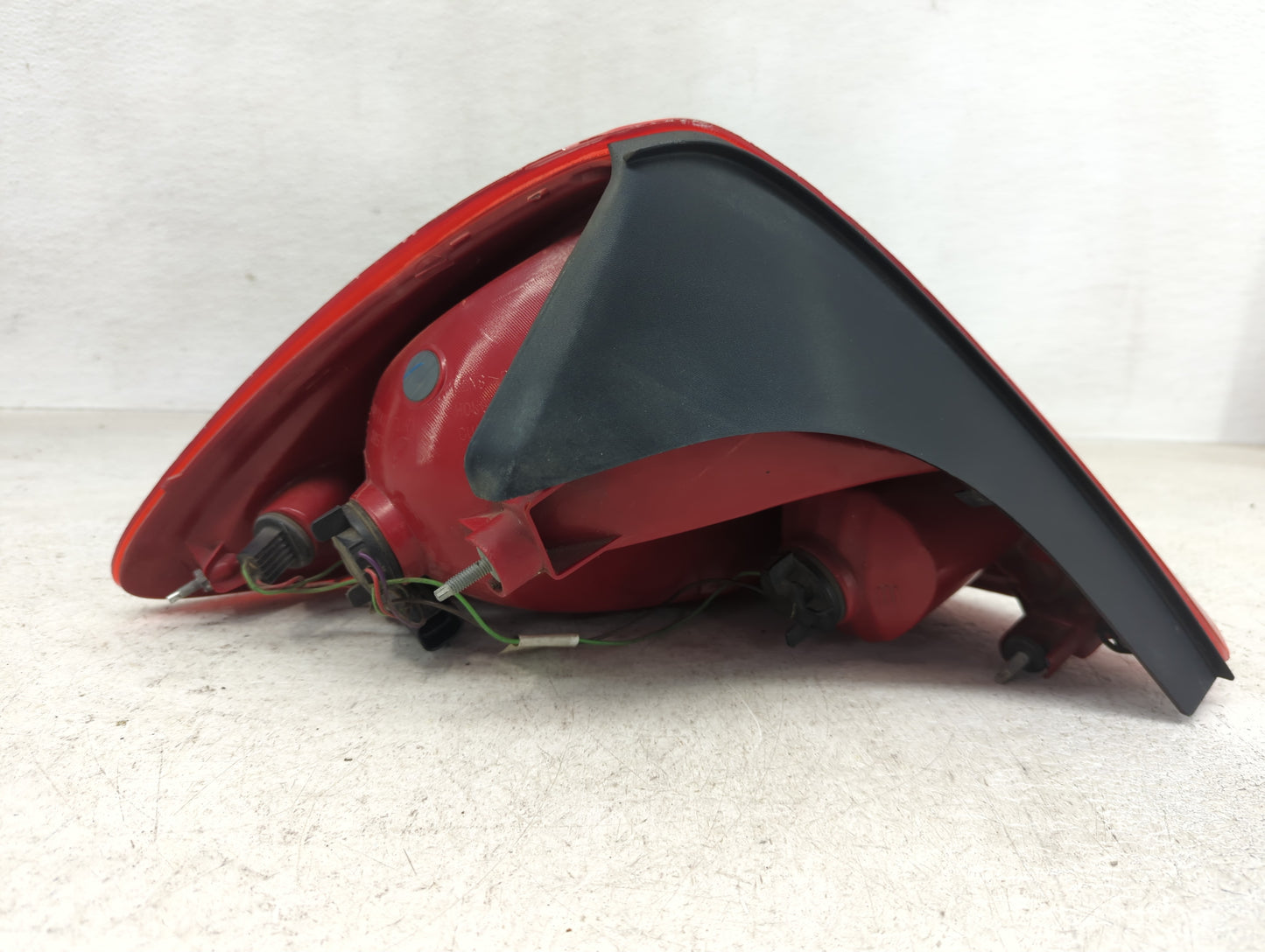 2005-2010 Pontiac G6 Tail Light Assembly Passenger Right OEM Fits Fits 2005 2006 2007 2008 2009 2010 OEM Used Auto Parts - O