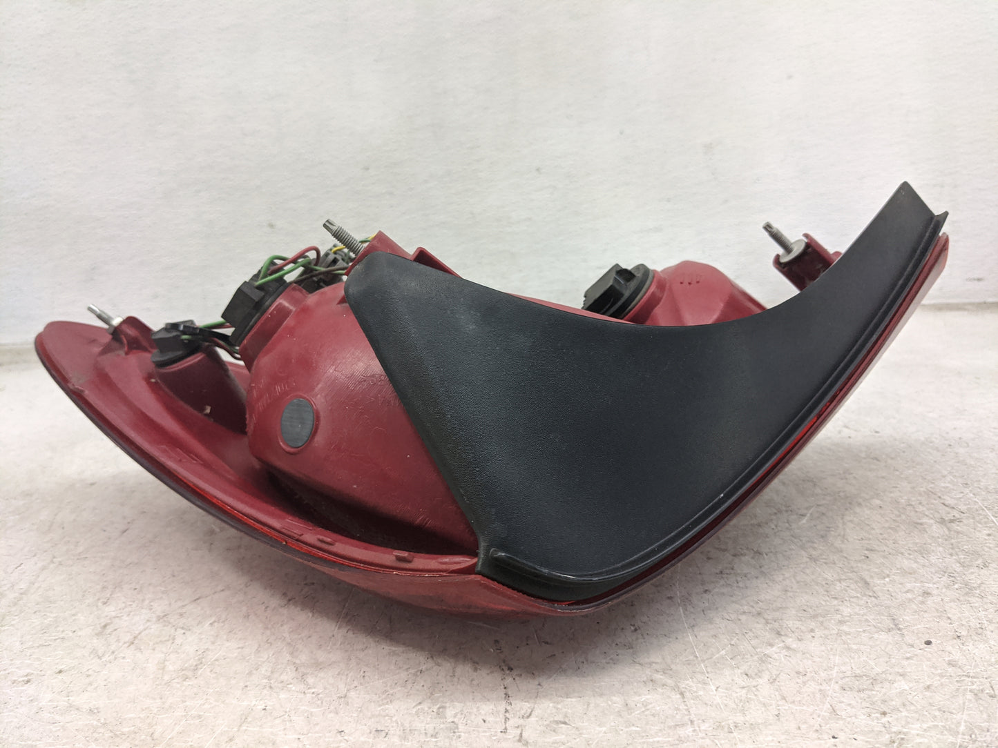 2005-2010 Pontiac G6 Tail Light Assembly Driver Left OEM Fits Fits 2005 2006 2007 2008 2009 2010 OEM Used Auto Parts - Oemus