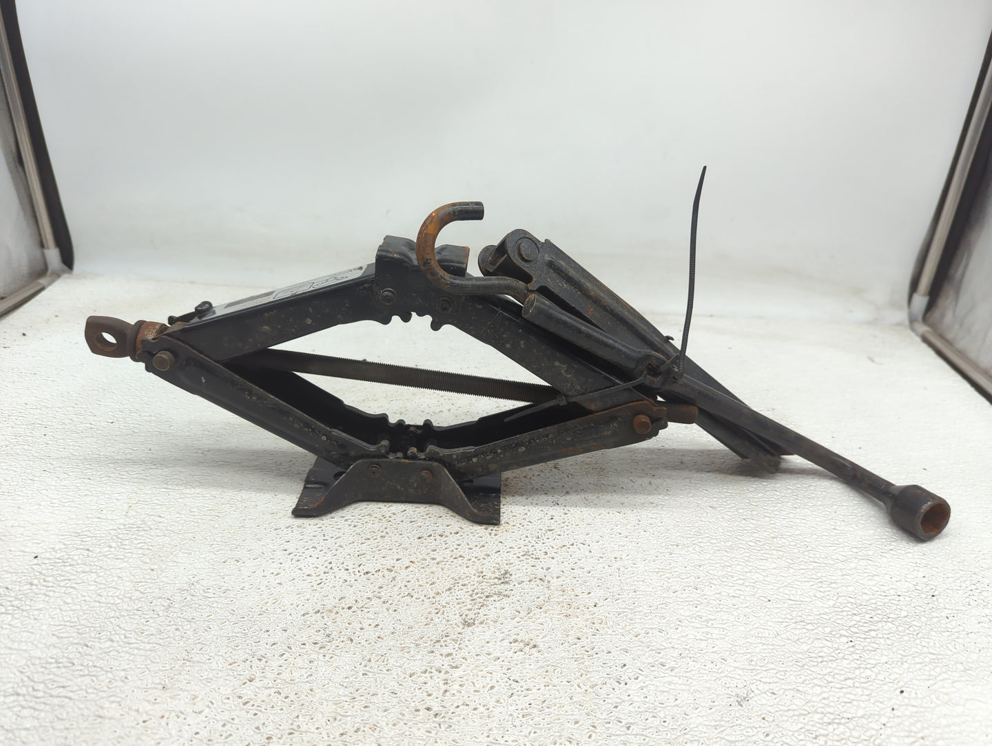 2006 Pontiac G6 Spare Scissor Car Jack 916178 - Oemusedautoparts1.com