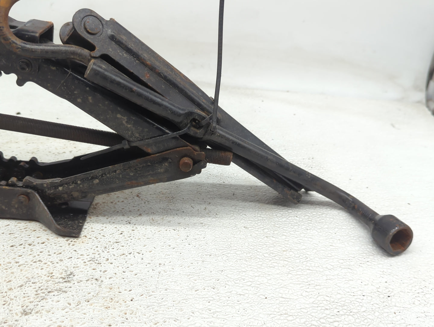 2006 Pontiac G6 Spare Scissor Car Jack 916178 - Oemusedautoparts1.com