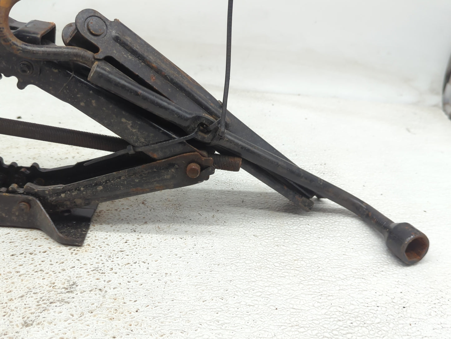 2006 Pontiac G6 Spare Scissor Car Jack 916178 - Oemusedautoparts1.com