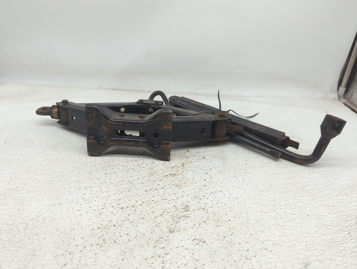 2006 Pontiac G6 Spare Scissor Car Jack 916178 - Oemusedautoparts1.com