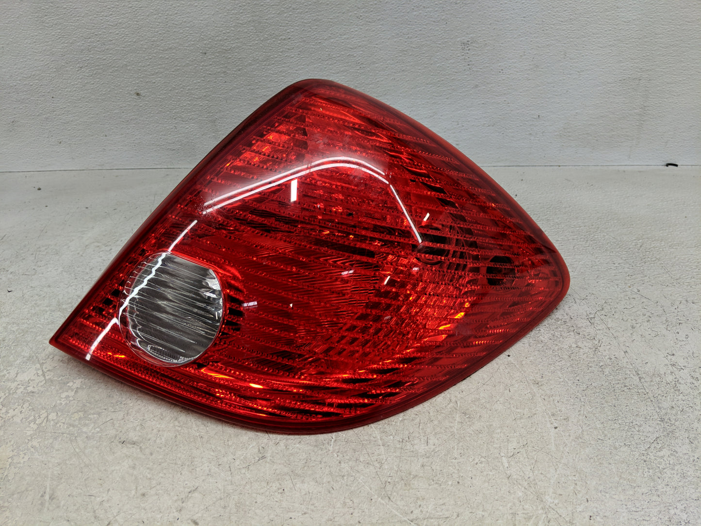 2005-2010 Pontiac G6 Driver Left Side Deck Lid Mounted Tail Light 993508 - Oemusedautoparts1.com