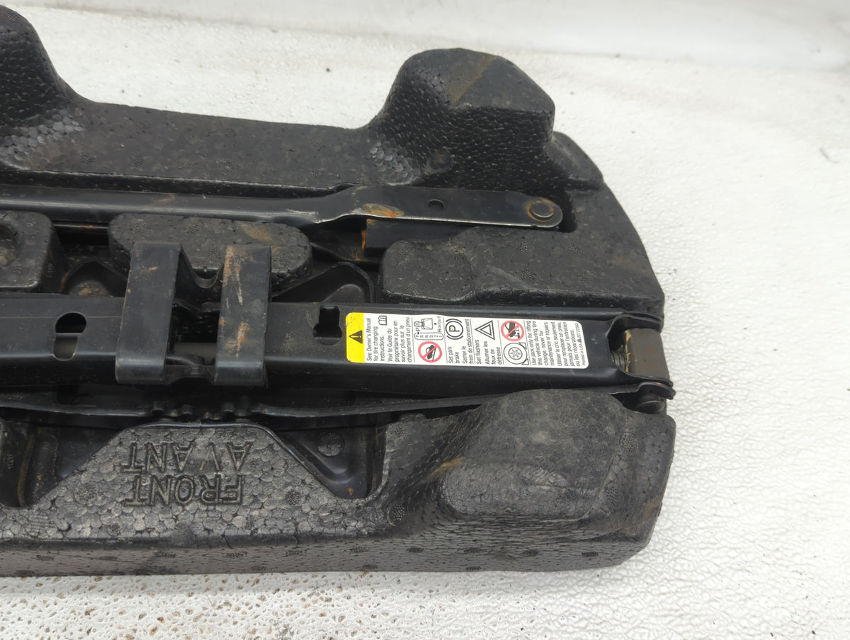 2005 Pontiac Grand Prix Spare Scissor Car Jack - Oemusedautoparts1.com