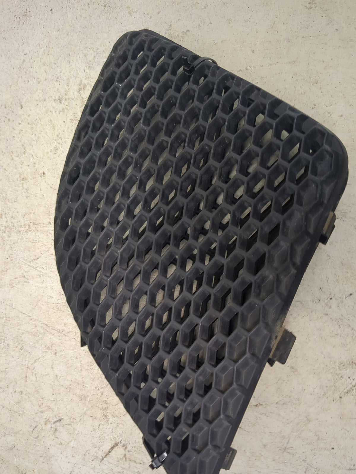 2004-2008 Pontiac Grand Prix Front Grille Bumper Not Included 5036583 - Oemusedautoparts1.com