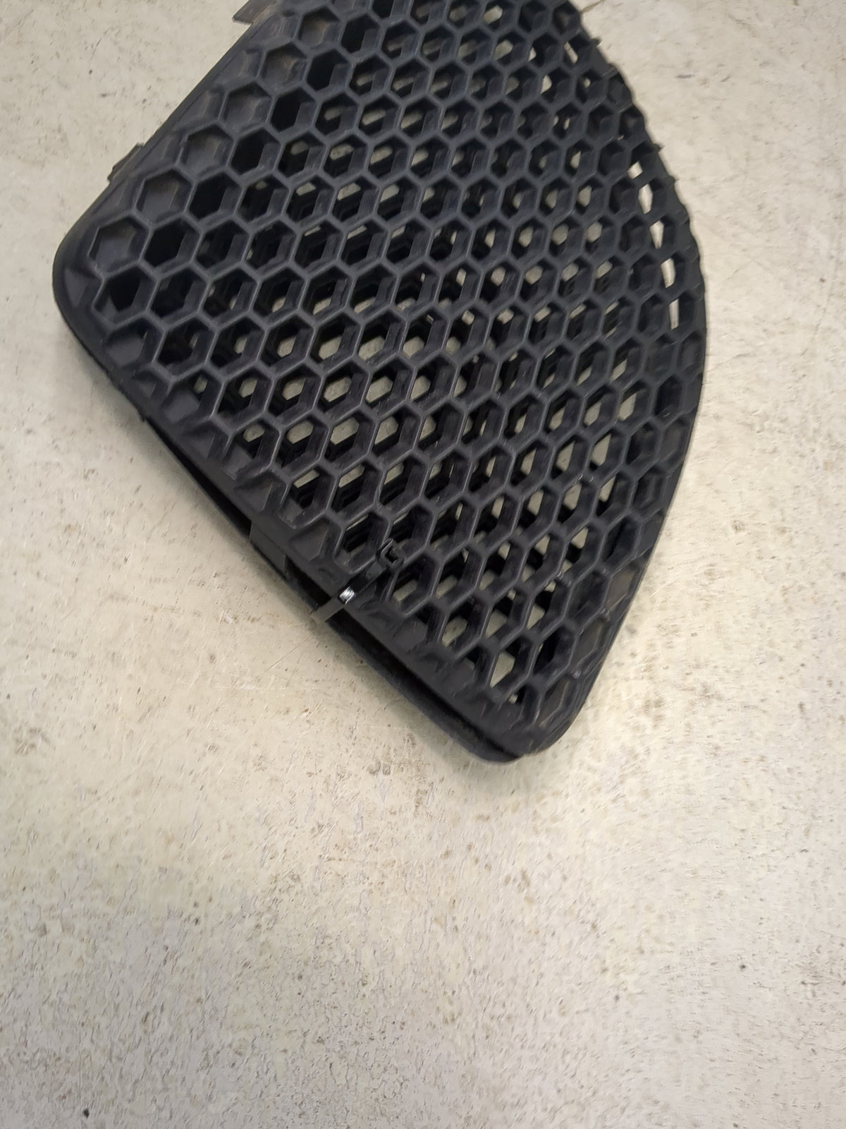 2004-2008 Pontiac Grand Prix Front Grille Bumper Not Included 5036583 - Oemusedautoparts1.com