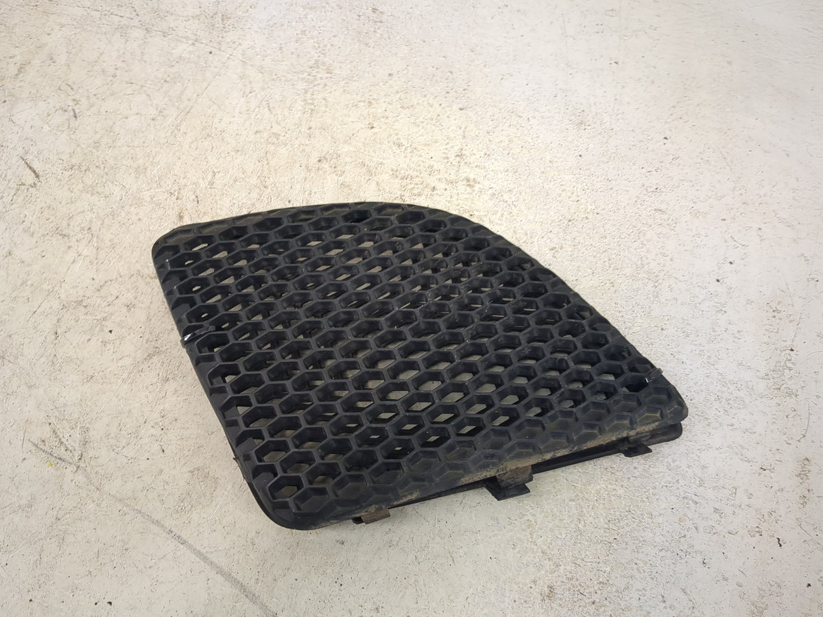 2004-2008 Pontiac Grand Prix Front Grille Bumper Not Included 5036583 - Oemusedautoparts1.com