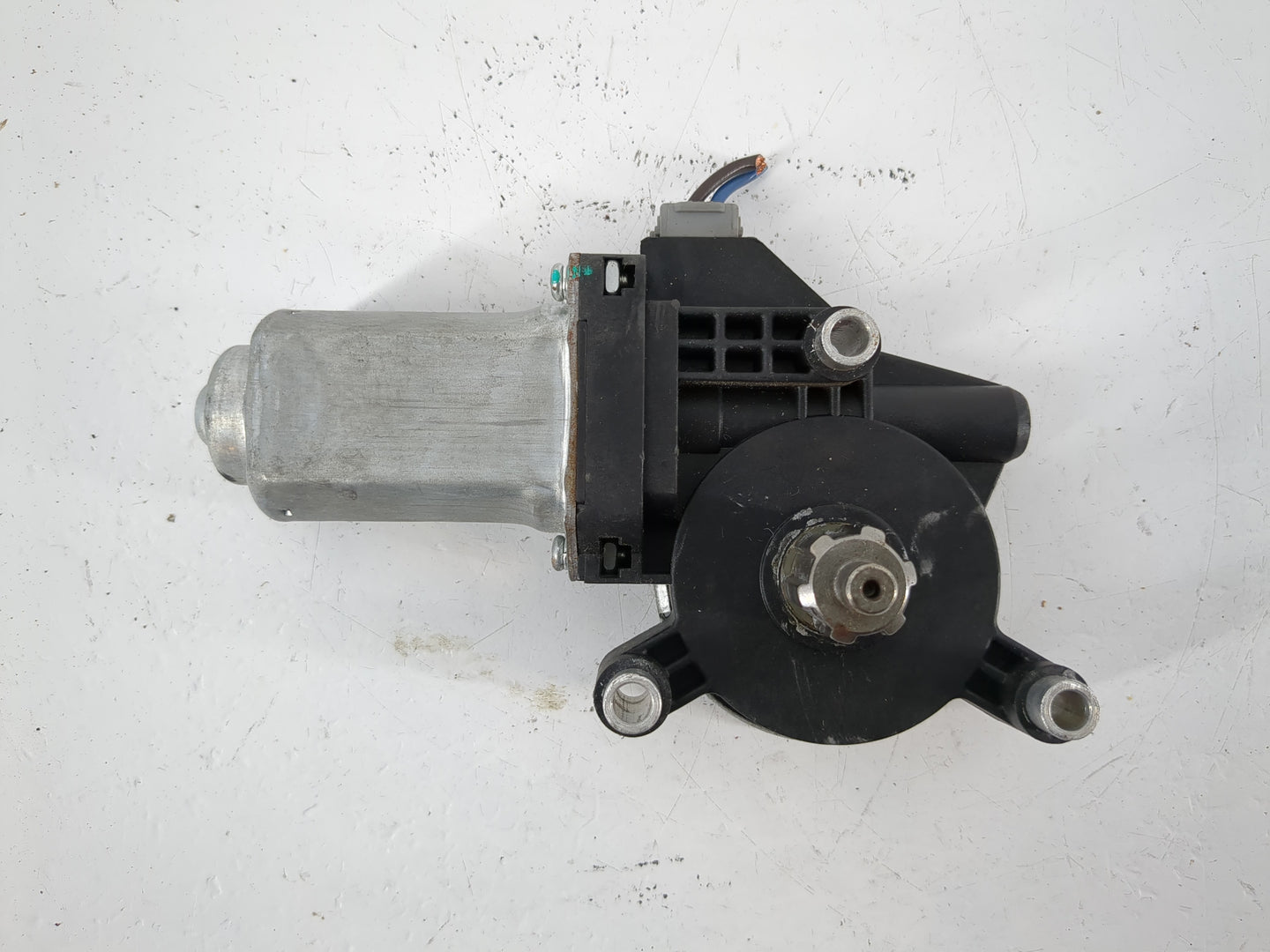 2006-2008 Pontiac Torrent Driver Front Left Power Window Motor - Oemusedautoparts1.com