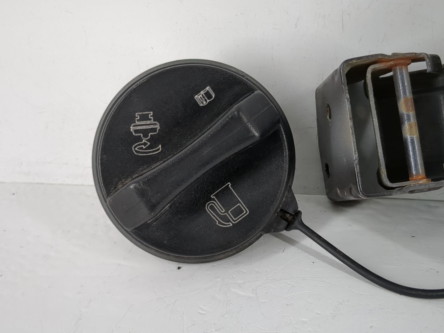 Pontiac Torrent Fuel Tank Door Lid Gas Tank - Oemusedautoparts1.com