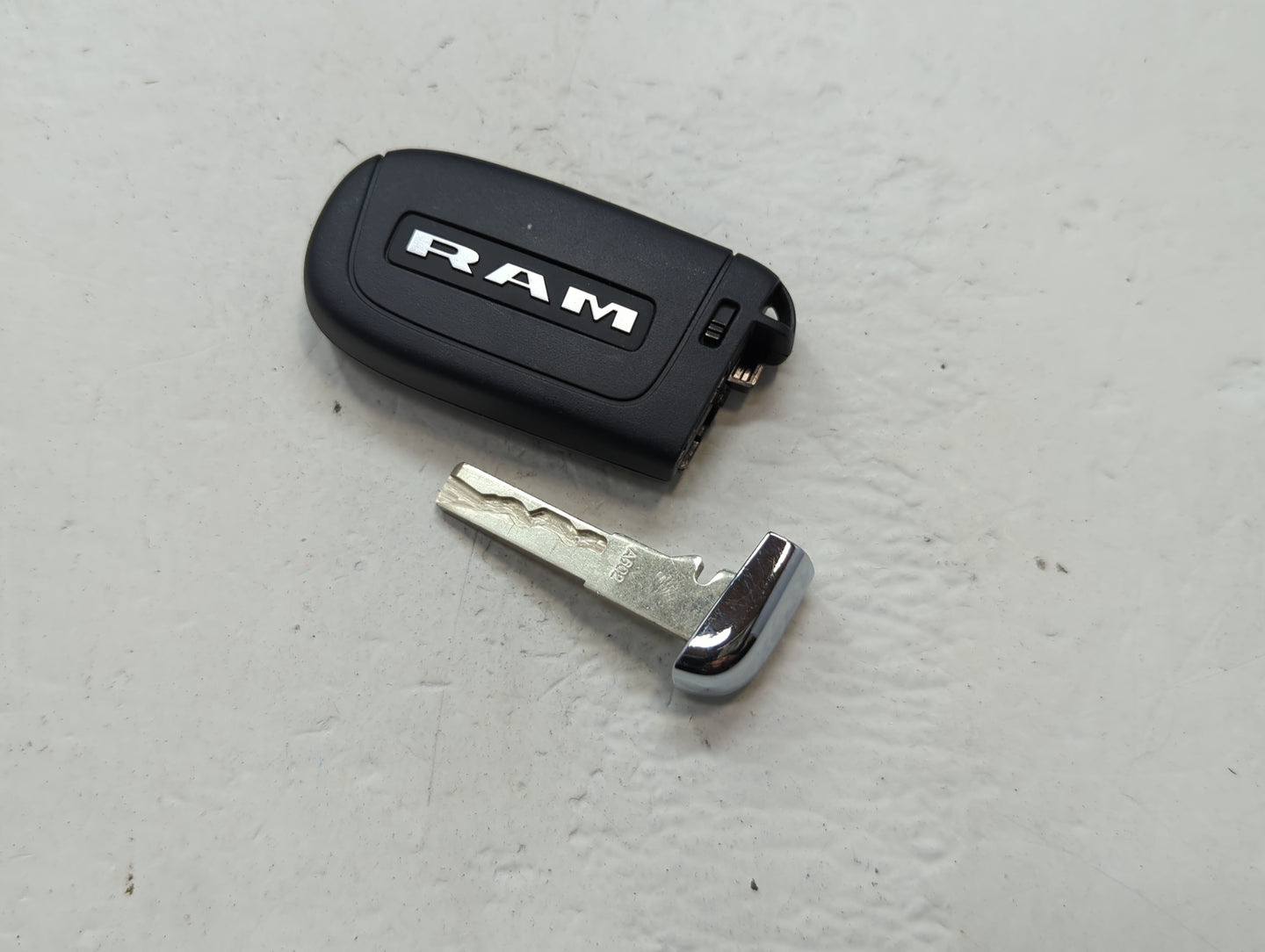 Ram Keyless Entry Remote Fob M3N-40821302 60977656 3 buttons - Oemusedautoparts1.com