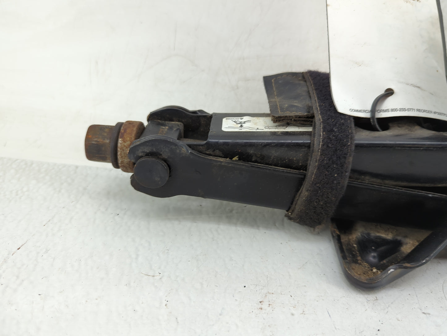 2009 Saturn Vue Spare Scissor Car Jack 1085723 - Oemusedautoparts1.com
