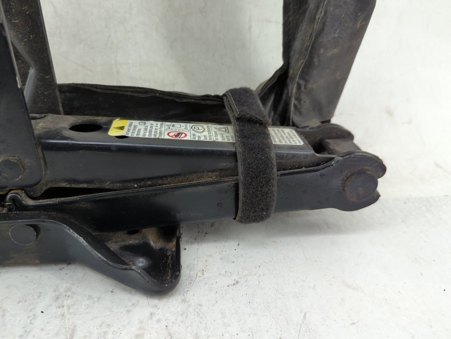 2009 Saturn Vue Spare Scissor Car Jack 1085723 - Oemusedautoparts1.com
