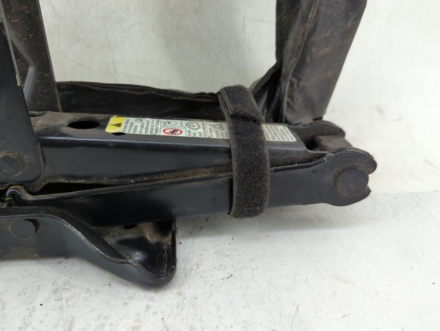 2009 Saturn Vue Spare Scissor Car Jack 1085723 - Oemusedautoparts1.com