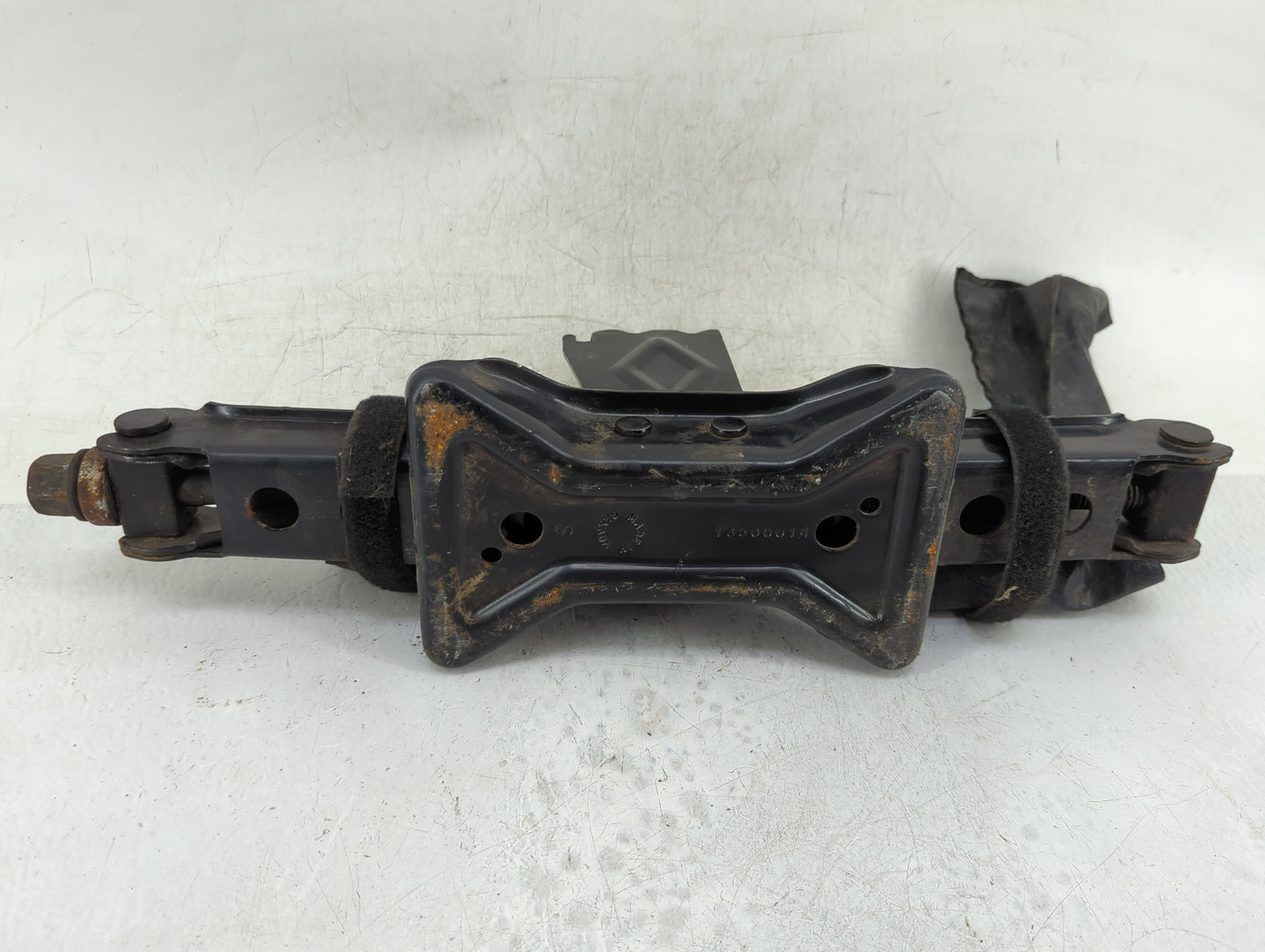 2009 Saturn Vue Spare Scissor Car Jack 1085723 - Oemusedautoparts1.com