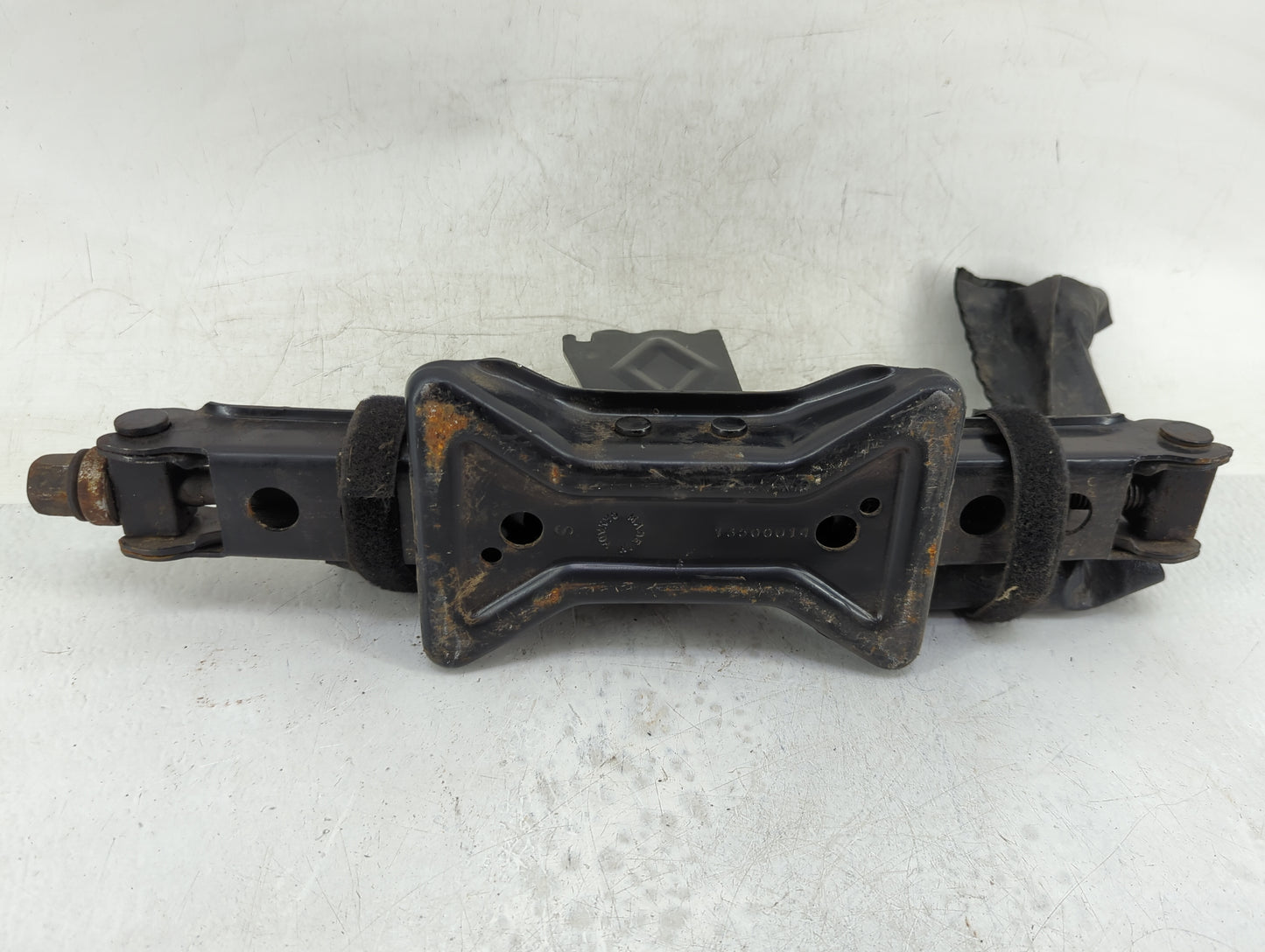 2009 Saturn Vue Spare Scissor Car Jack 1085723 - Oemusedautoparts1.com