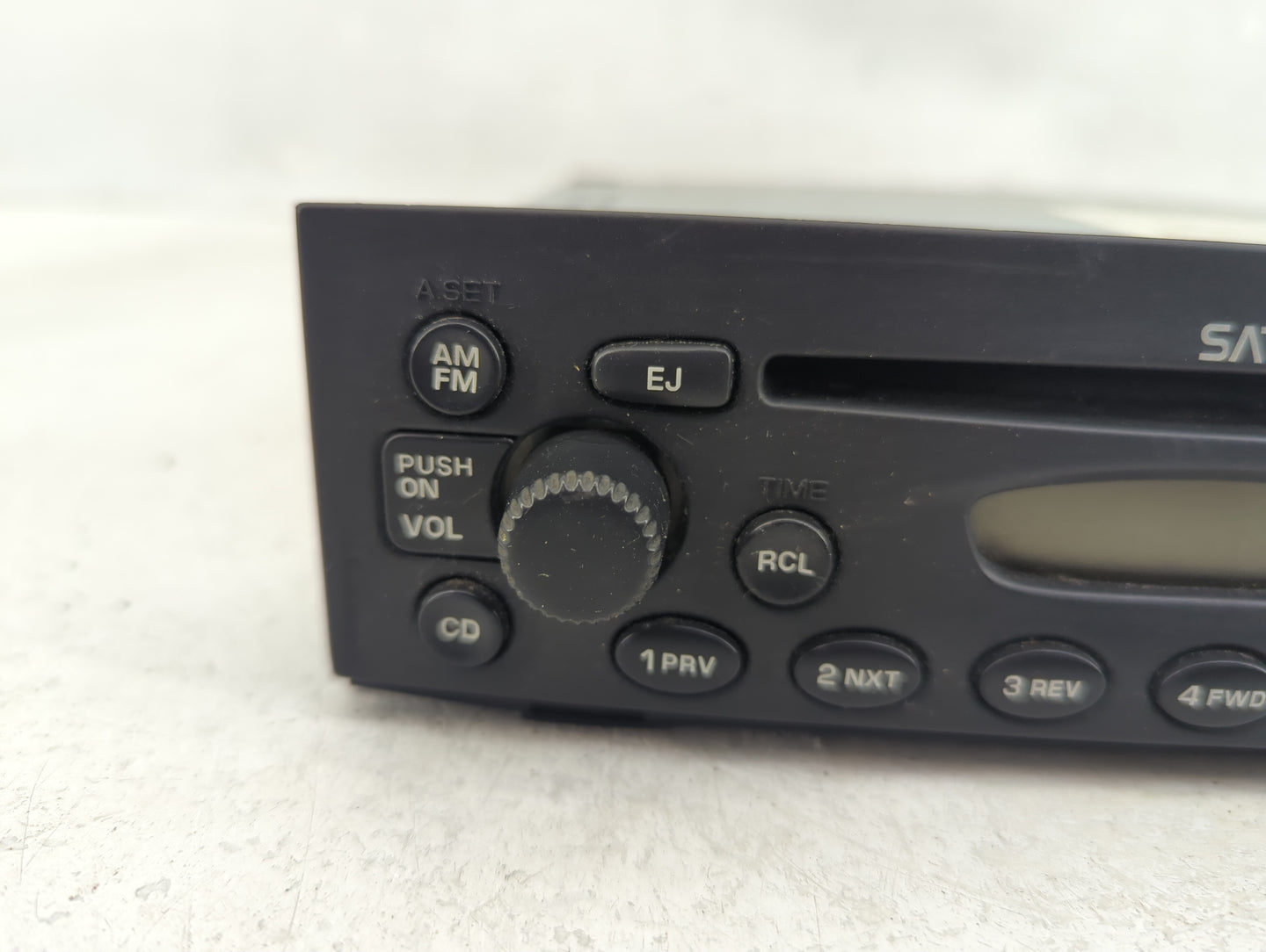 2004 Saturn Vue Radio AM FM Cd Player Receiver Replacement Fits OEM Used Auto Parts - Oemusedautoparts1.com